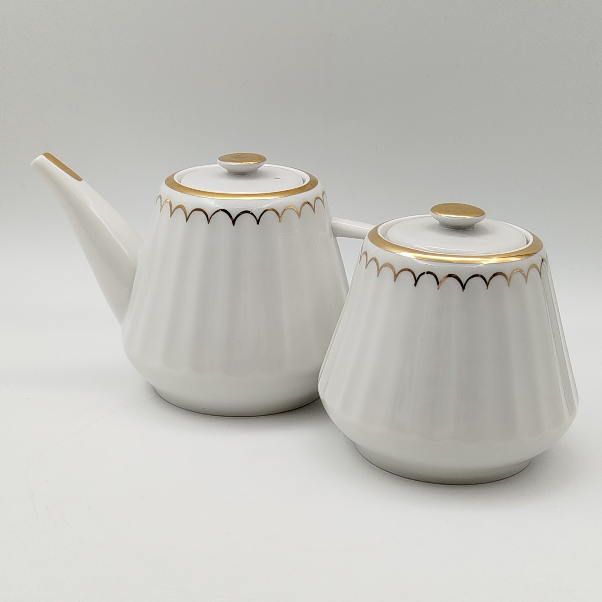 Чайник заварочный и сахарница с золотой лентой, форма "Каннелюрный", автор формы Ольшевский В.Н.