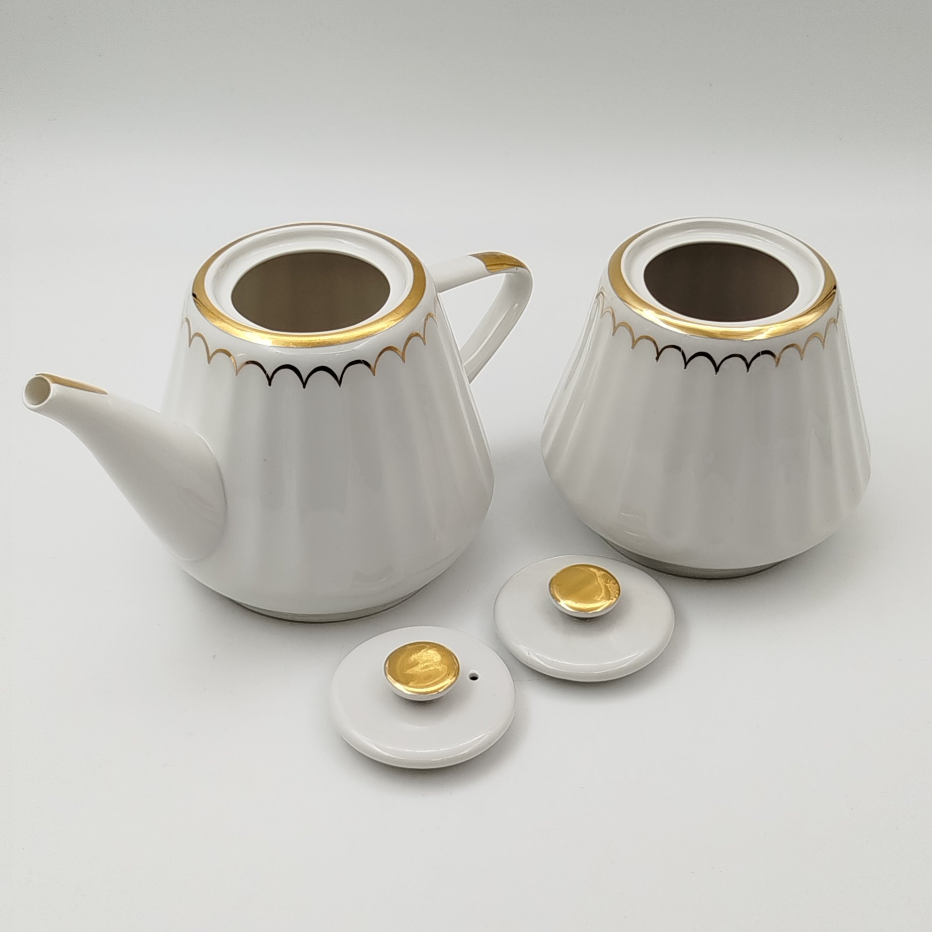 Чайник заварочный и сахарница с золотой лентой, форма "Каннелюрный", автор формы Ольшевский В.Н.