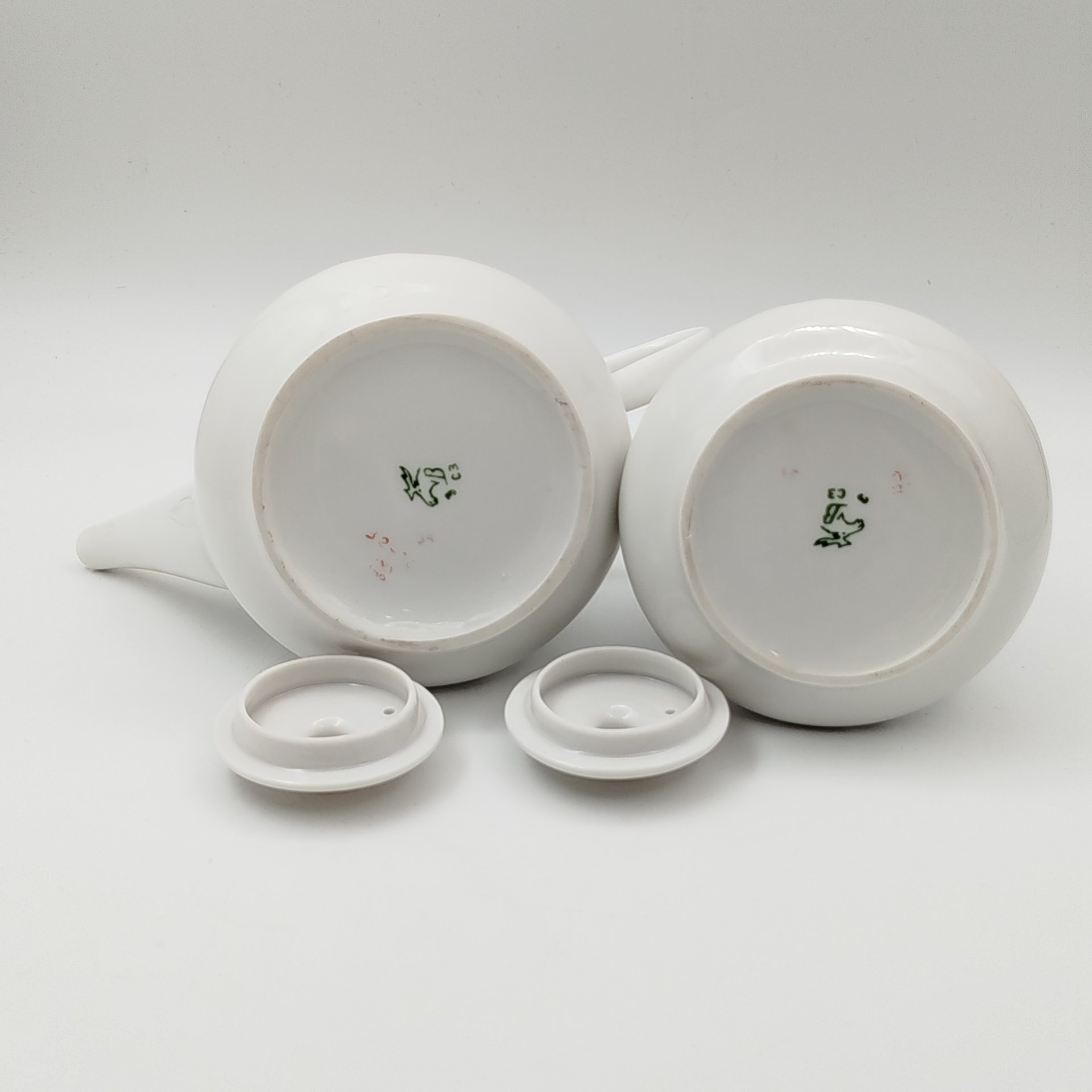 Чайник заварочный и сахарница с золотой лентой, форма "Каннелюрный", автор формы Ольшевский В.Н.