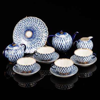 Сервиз чайный "Кобальтовая сетка", на 4 персон (12 предметов), автор формы "Тюльпан" Яковлева С.Е., автор рисунка Яцкевич А.А., фарфор, деколь, золочение, Ленинградский фарфоровый завод (ЛФЗ), СССР, 1970-1990 гг.