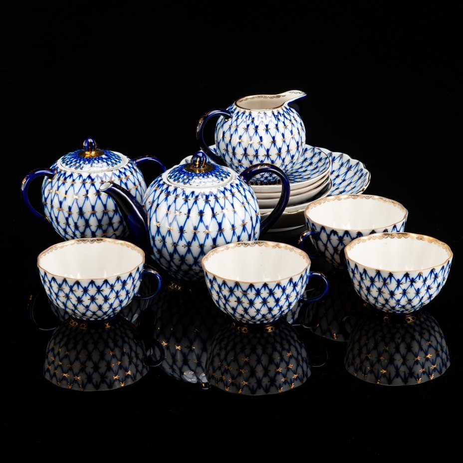Сервиз чайный "Кобальтовая сетка", на 4 персон (12 предметов), автор формы "Тюльпан" Яковлева С.Е., автор рисунка Яцкевич А.А., фарфор, деколь, золочение, Ленинградский фарфоровый завод (ЛФЗ), СССР, 1970-1990 гг.