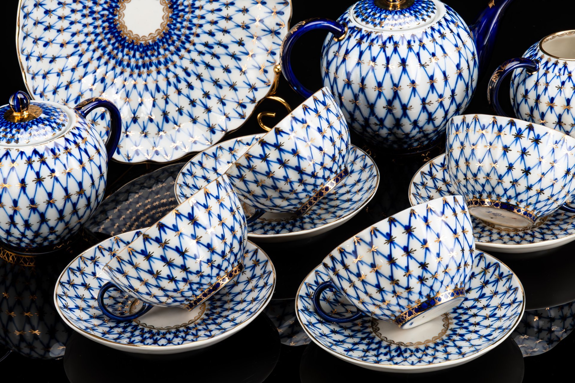 Сервиз чайный "Кобальтовая сетка", на 4 персон (12 предметов), автор формы "Тюльпан" Яковлева С.Е., автор рисунка Яцкевич А.А., фарфор, деколь, золочение, Ленинградский фарфоровый завод (ЛФЗ), СССР, 1970-1990 гг.