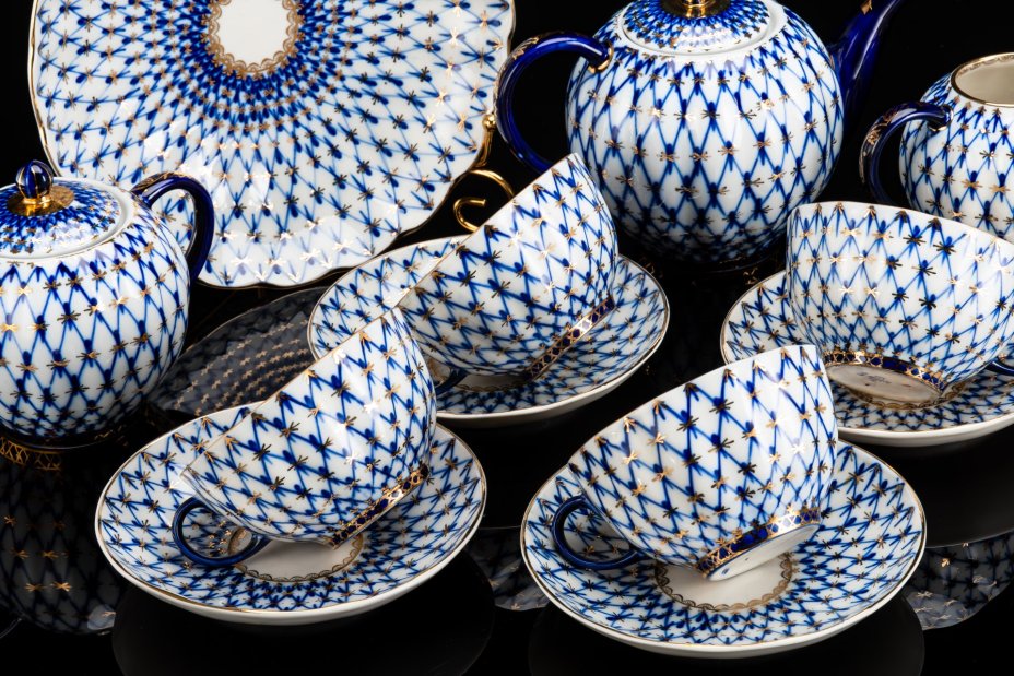 Сервиз чайный "Кобальтовая сетка", на 4 персон (12 предметов), автор формы "Тюльпан" Яковлева С.Е., автор рисунка Яцкевич А.А., фарфор, деколь, золочение, Ленинградский фарфоровый завод (ЛФЗ), СССР, 1970-1990 гг.