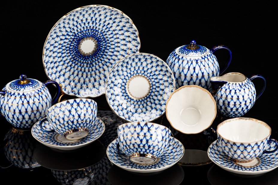 Сервиз чайный "Кобальтовая сетка", на 4 персон (12 предметов), автор формы "Тюльпан" Яковлева С.Е., автор рисунка Яцкевич А.А., фарфор, деколь, золочение, Ленинградский фарфоровый завод (ЛФЗ), СССР, 1970-1990 гг.