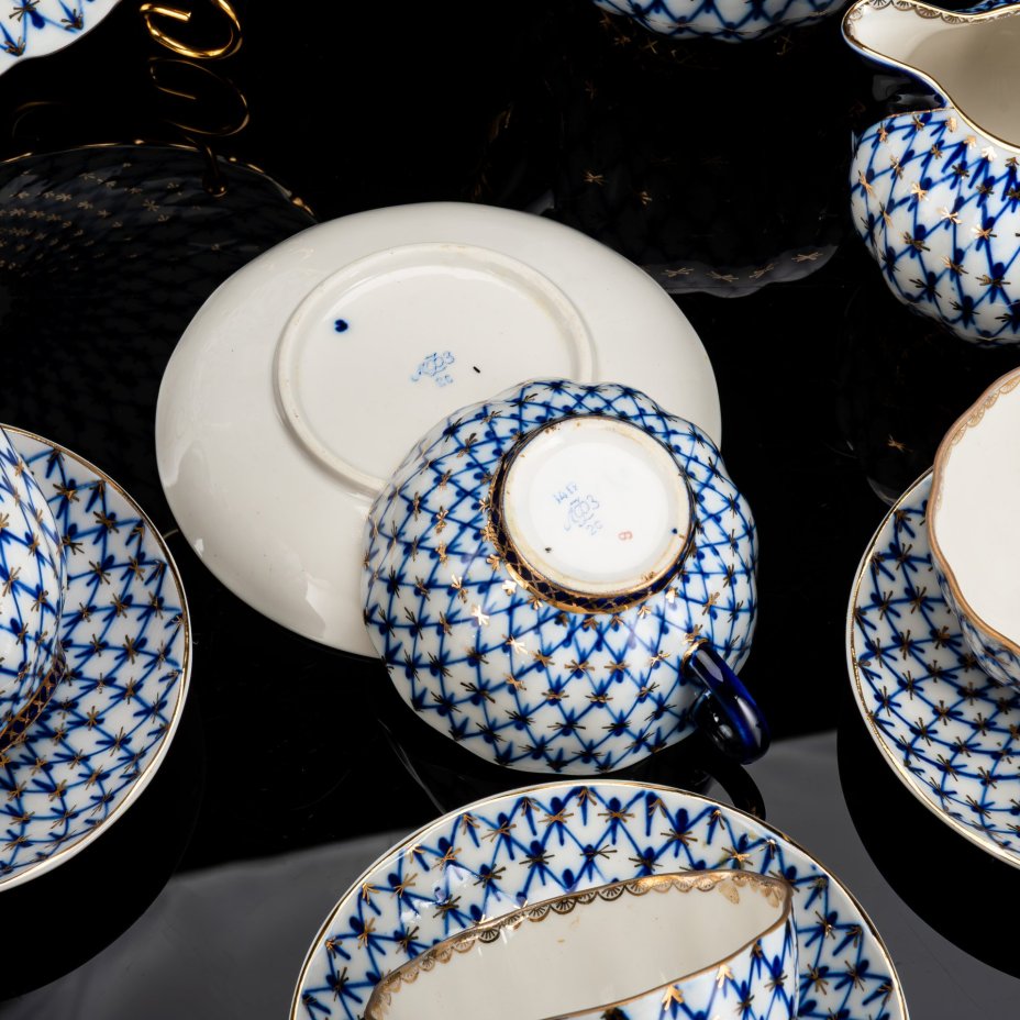 Сервиз чайный "Кобальтовая сетка", на 4 персон (12 предметов), автор формы "Тюльпан" Яковлева С.Е., автор рисунка Яцкевич А.А., фарфор, деколь, золочение, Ленинградский фарфоровый завод (ЛФЗ), СССР, 1970-1990 гг.