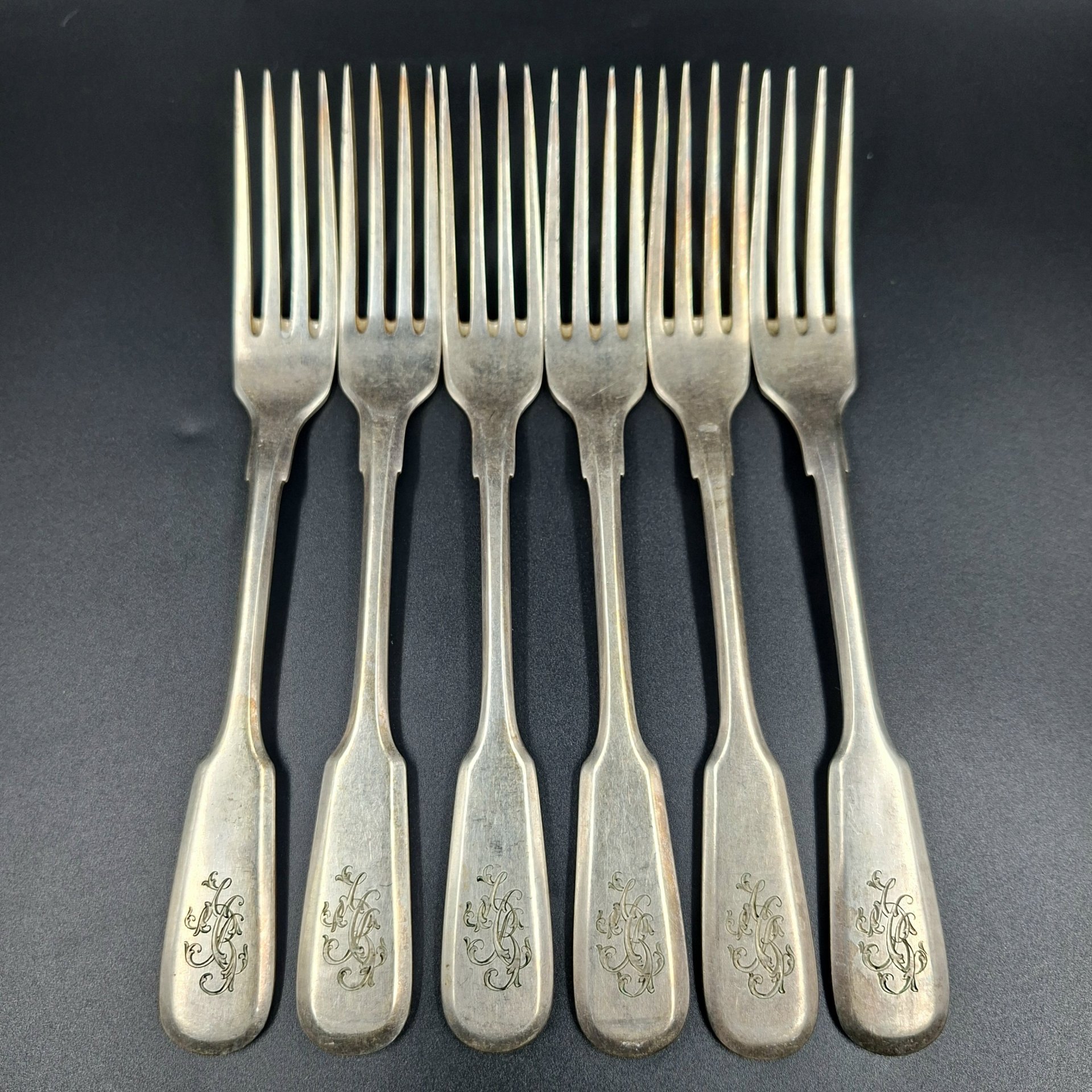 Набор из шести вилок с владельческими монограммами, металл, серебрение, Fraget (Фабрика серебряных и плакированных изделий Иосифа Фраже), Царство Польское, 1896-1914 гг.