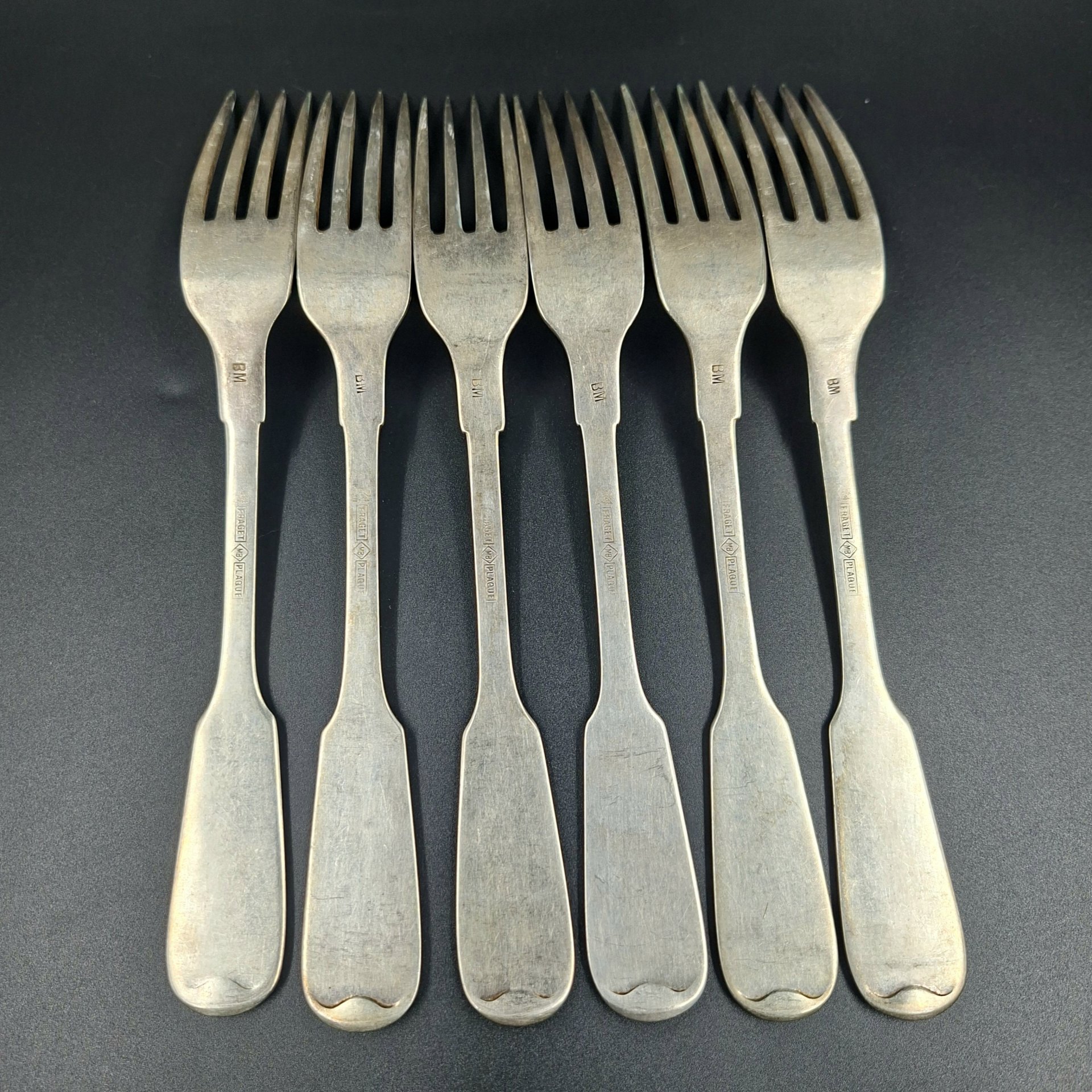 Набор из шести вилок с владельческими монограммами, металл, серебрение, Fraget (Фабрика серебряных и плакированных изделий Иосифа Фраже), Царство Польское, 1896-1914 гг.