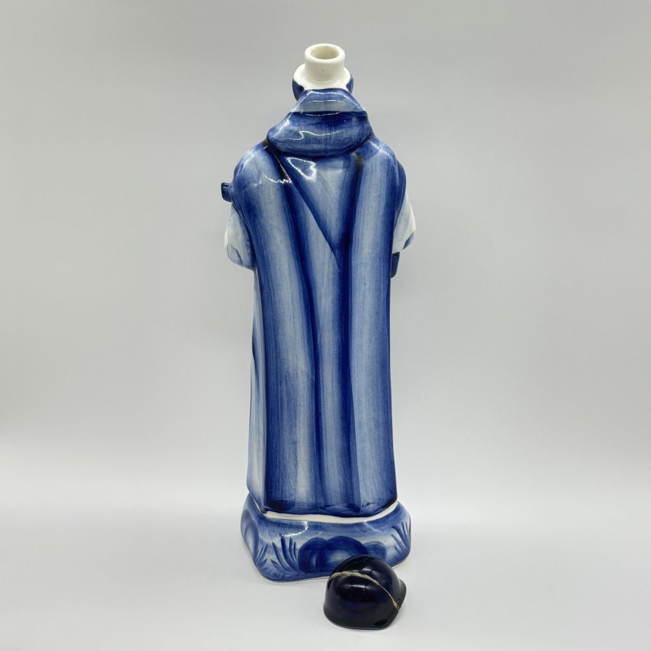 Штоф "Солдат", Гжель, фарфор, роспись, Российская Федерация, 1990-2010 гг.