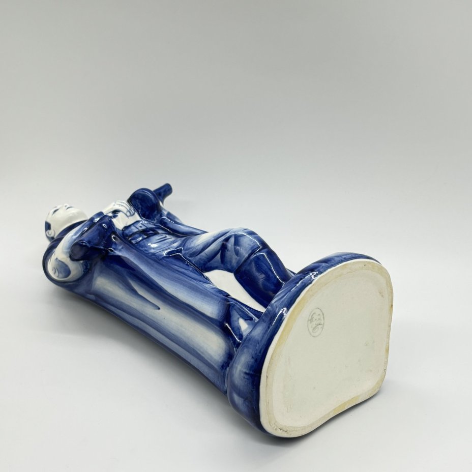 Штоф "Солдат", Гжель, фарфор, роспись, Российская Федерация, 1990-2010 гг.