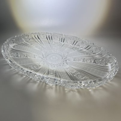 Блюдо овальной формы с рельефным резным декором