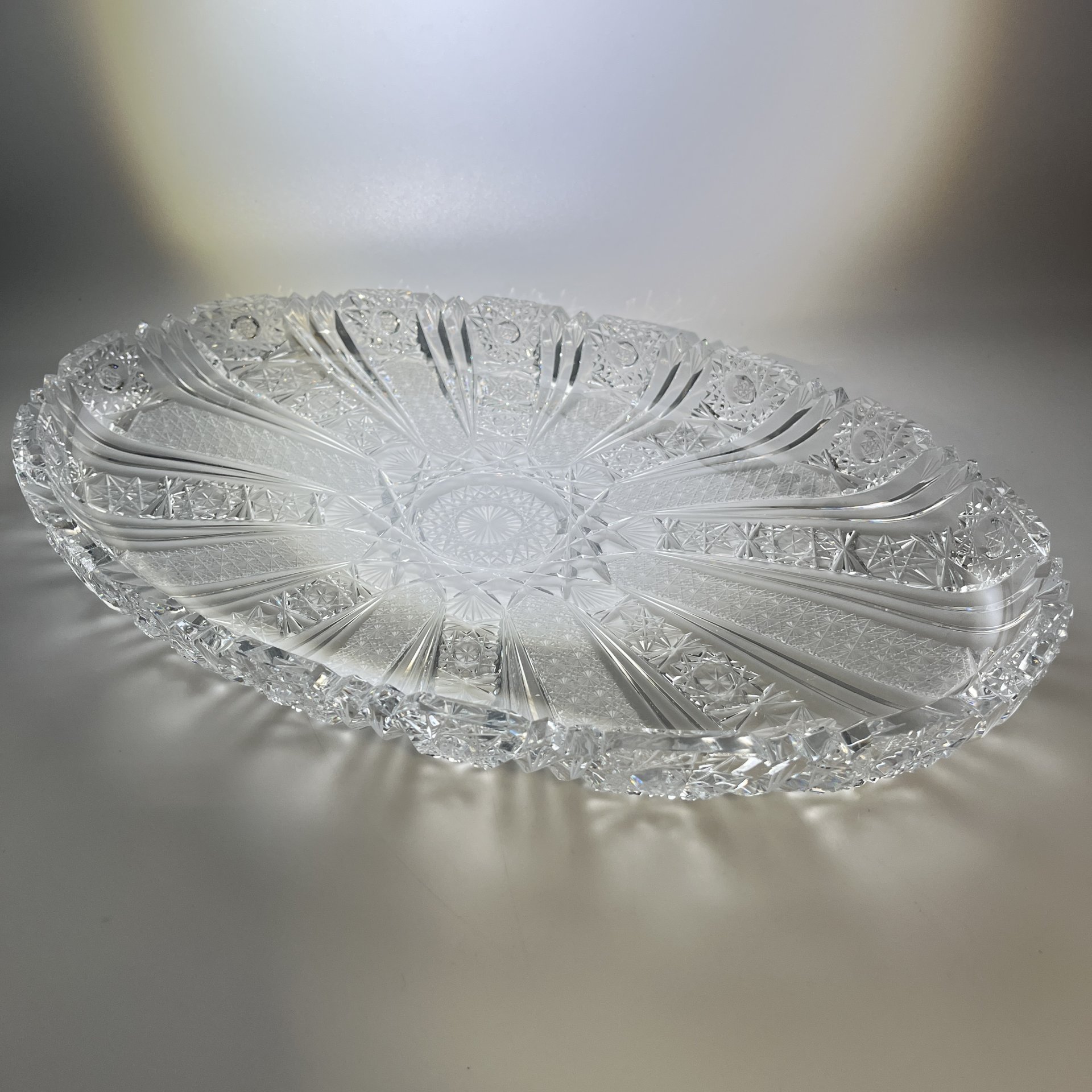 Блюдо овальной формы с рельефным резным декором