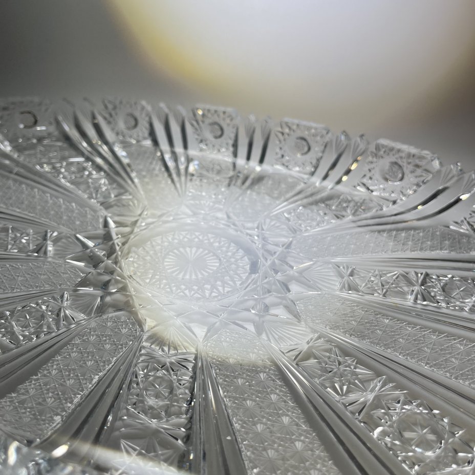 Блюдо овальной формы с рельефным резным декором