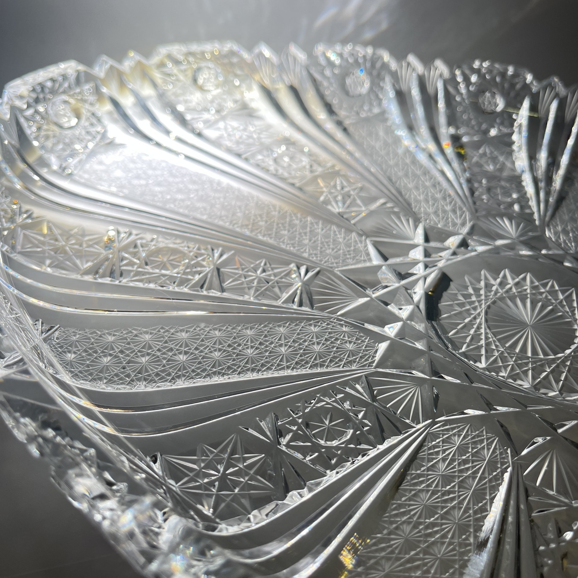 Блюдо овальной формы с рельефным резным декором