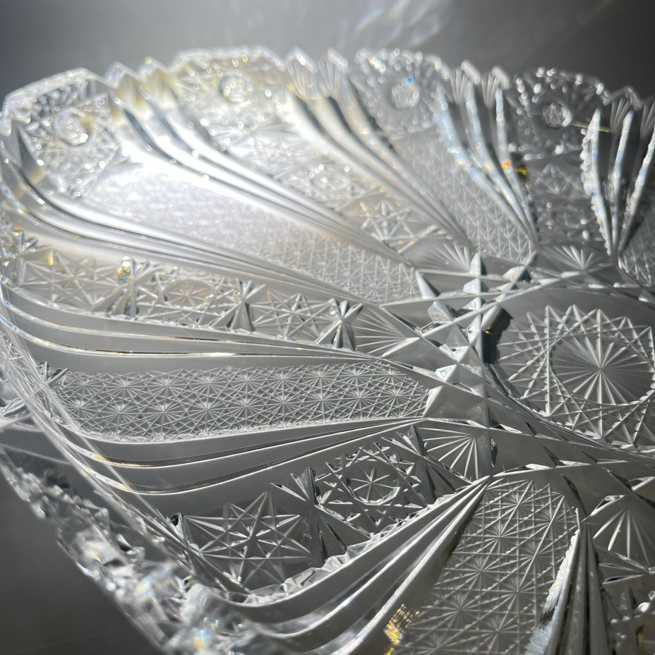 Блюдо овальной формы с рельефным резным декором