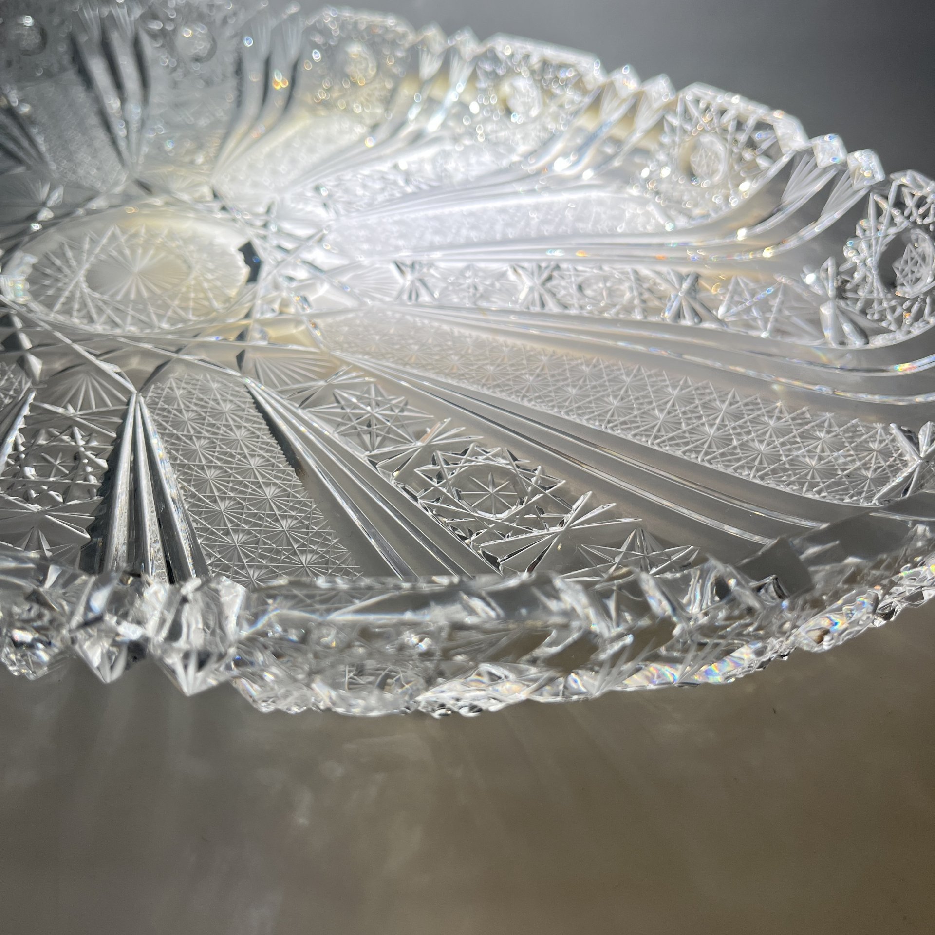 Блюдо овальной формы с рельефным резным декором