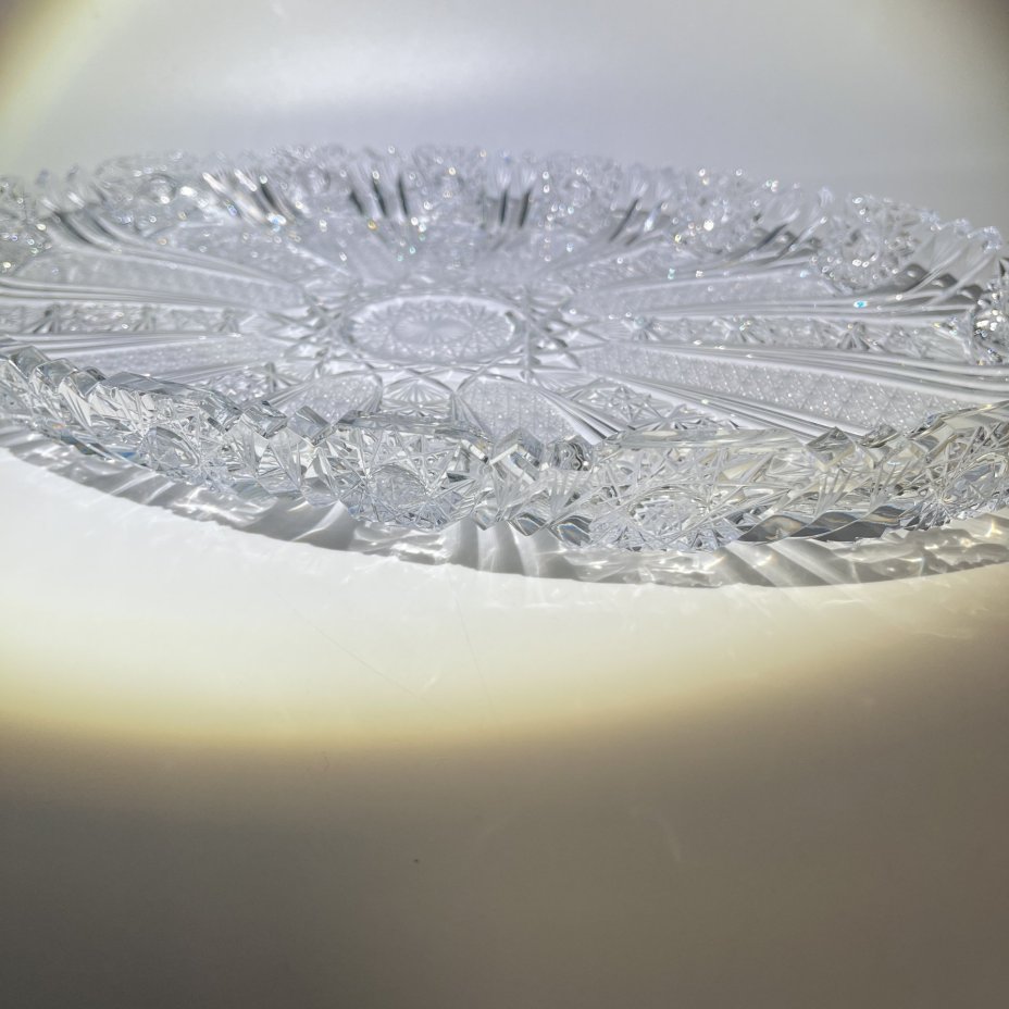 Блюдо овальной формы с рельефным резным декором