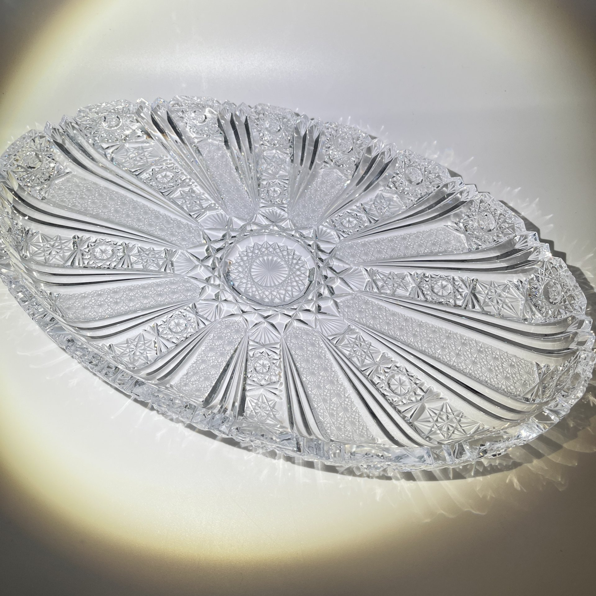 Блюдо овальной формы с рельефным резным декором