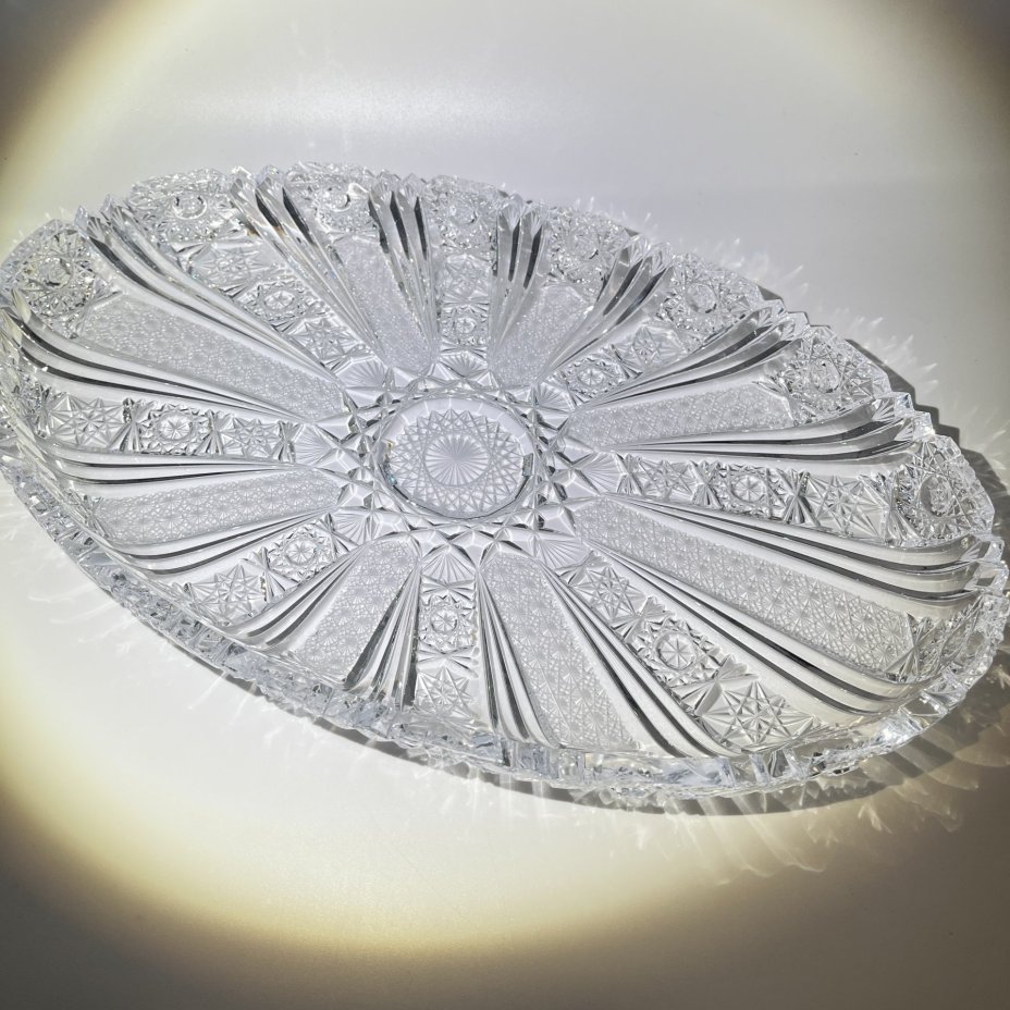 Блюдо овальной формы с рельефным резным декором