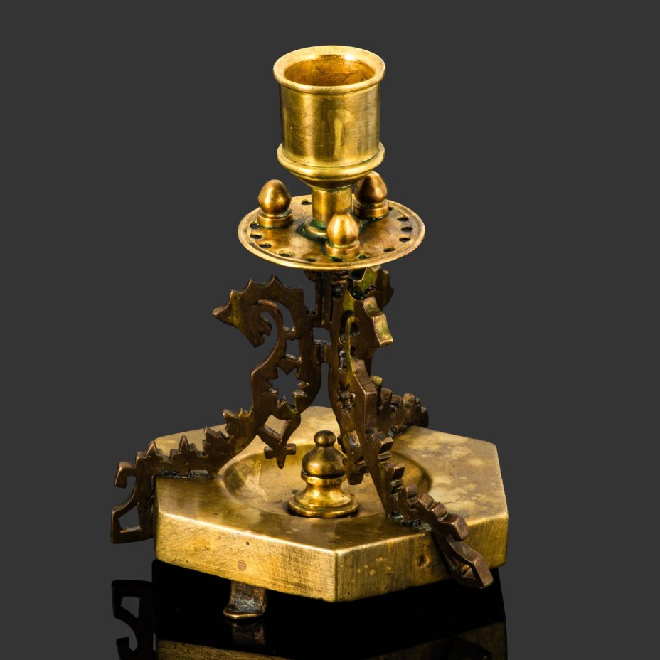 Подсвечник в русском стиле с изображением лошадей