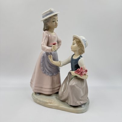 Статуэтка "Подруги", NAO Porcelain