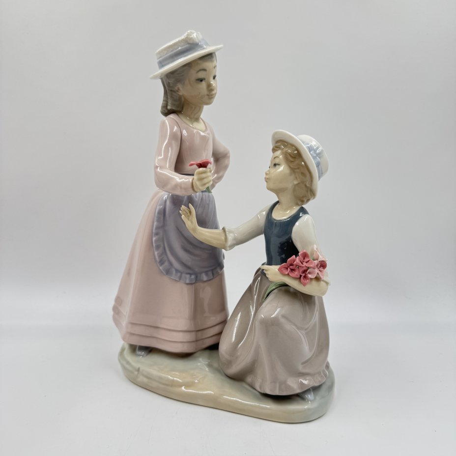 Статуэтка "Подруги", NAO Porcelain