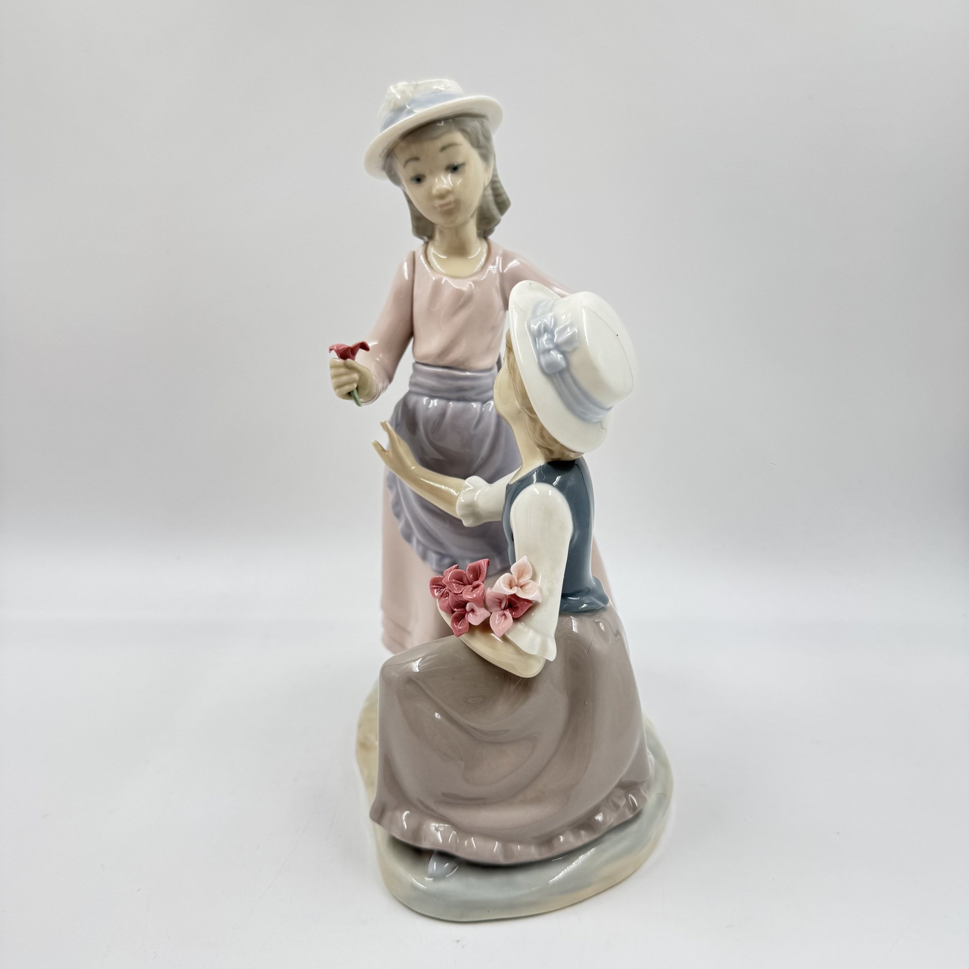 Статуэтка "Подруги", NAO Porcelain