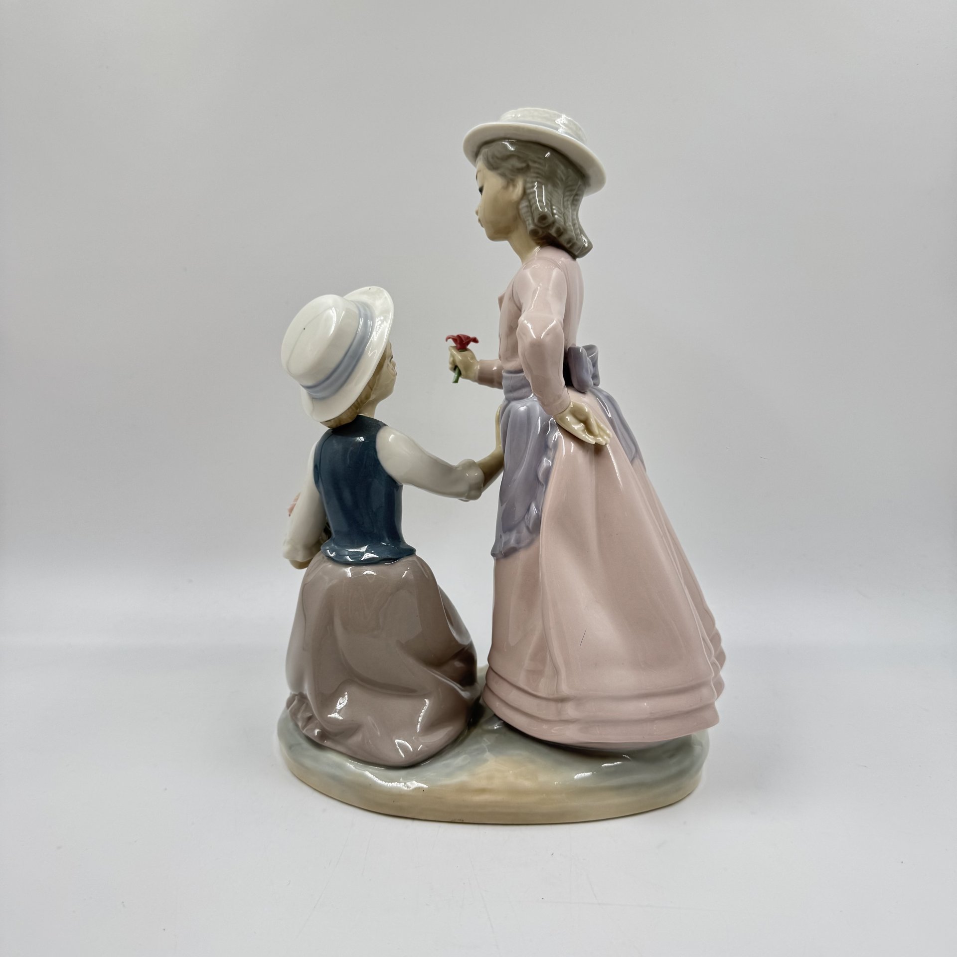 Статуэтка "Подруги", NAO Porcelain