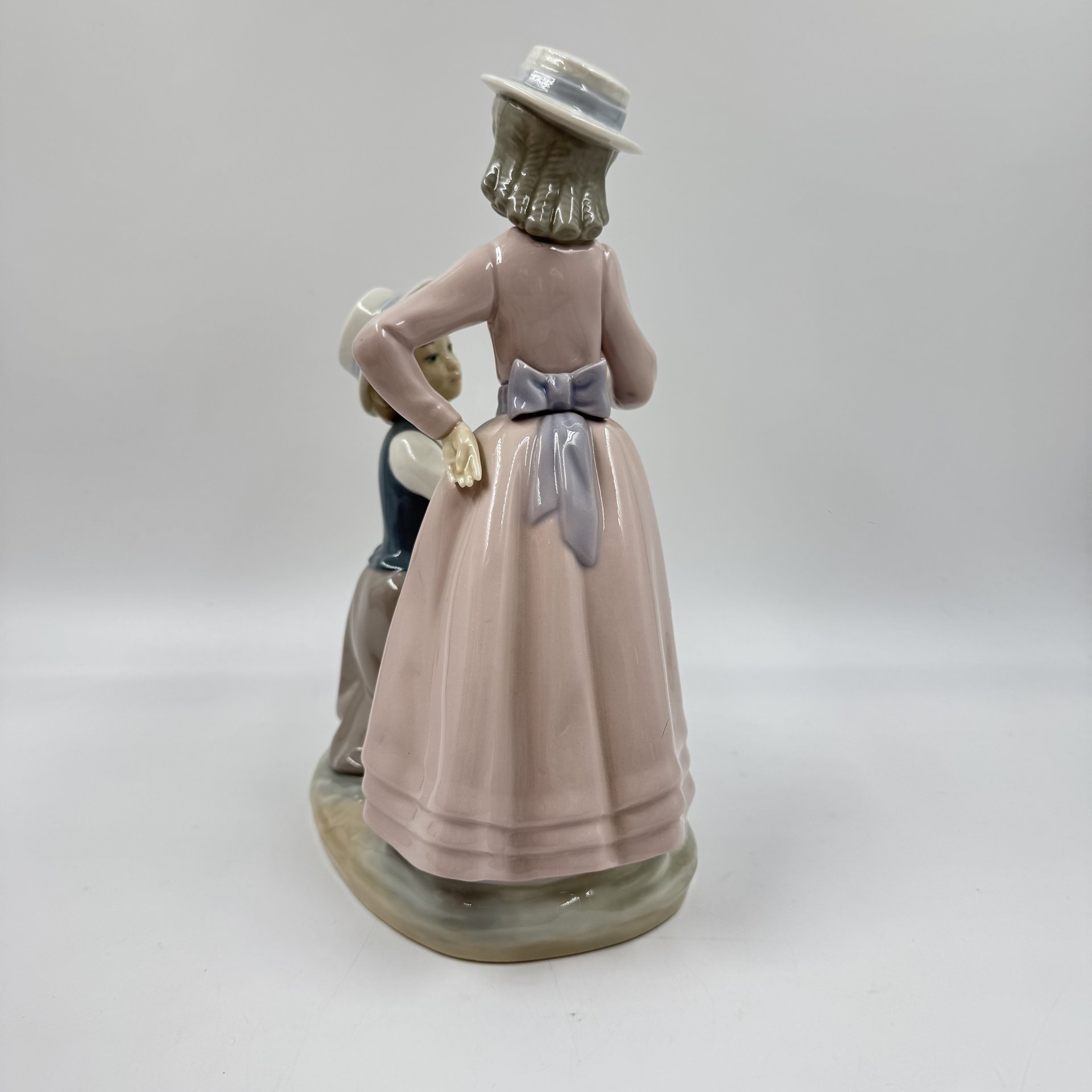 Статуэтка "Подруги", NAO Porcelain