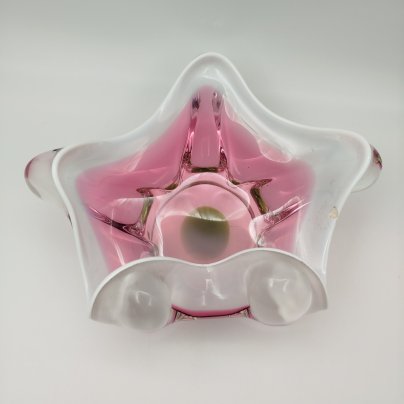 Конфетница оригинальной формы в розово-зелёной гамме, Хржибский стекольный завод (Chřibská), дизайнер Йозеф Господка (Josef Hospodka), стекло, гутная техника, Чехословакия, 1960-1980 гг.