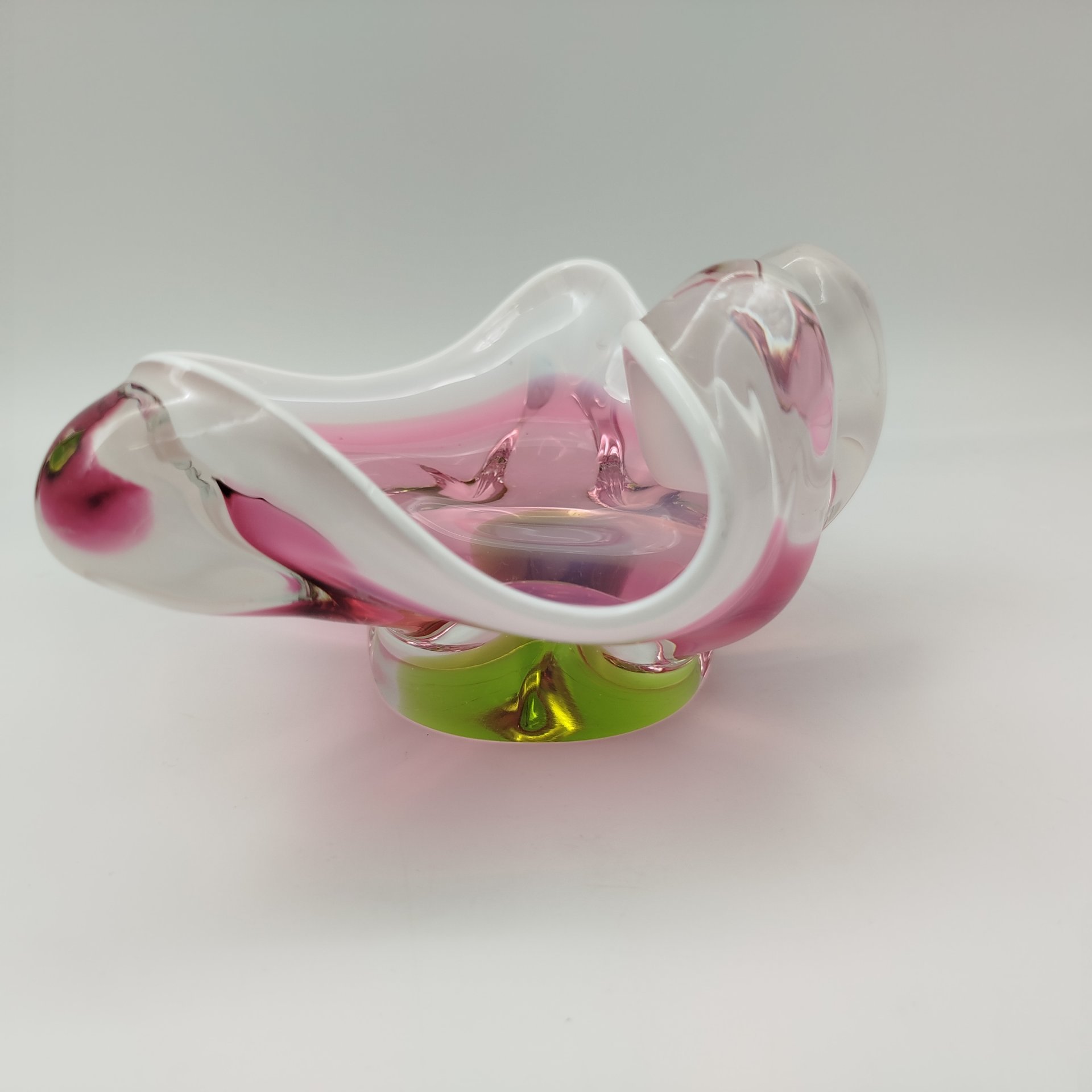 Конфетница оригинальной формы в розово-зелёной гамме, Хржибский стекольный завод (Chřibská), дизайнер Йозеф Господка (Josef Hospodka), стекло, гутная техника, Чехословакия, 1960-1980 гг.