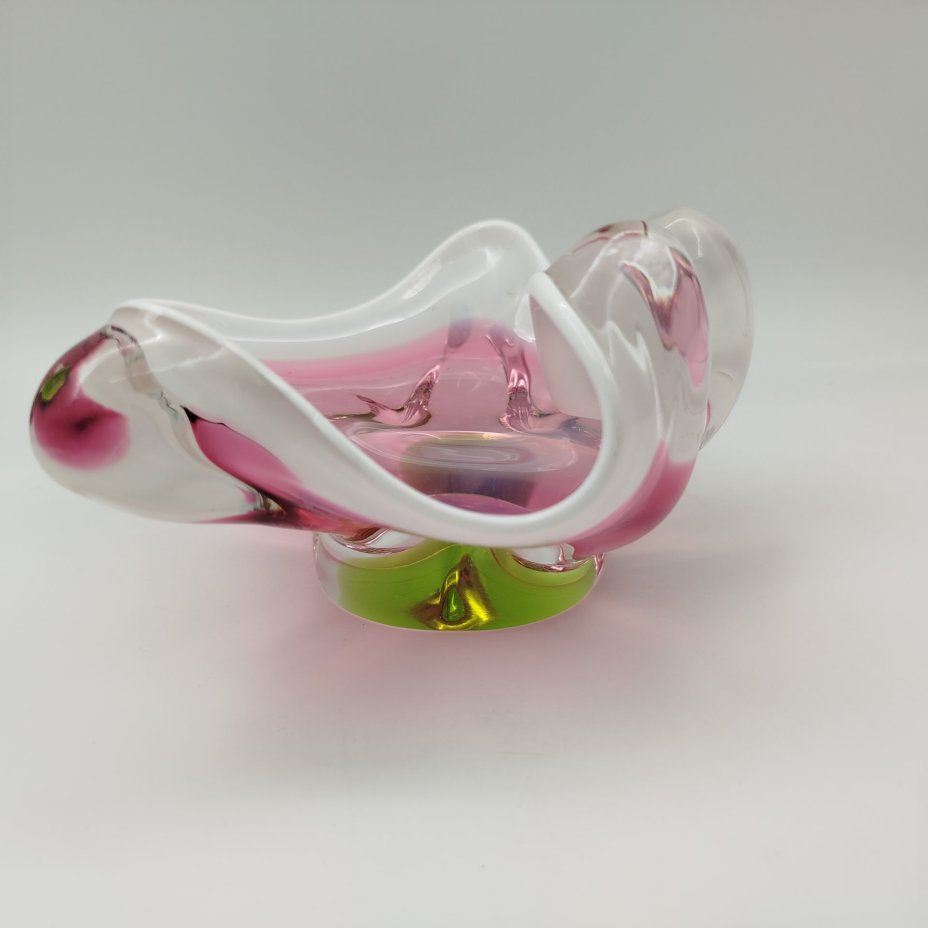 Конфетница оригинальной формы в розово-зелёной гамме, Хржибский стекольный завод (Chřibská), дизайнер Йозеф Господка (Josef Hospodka)