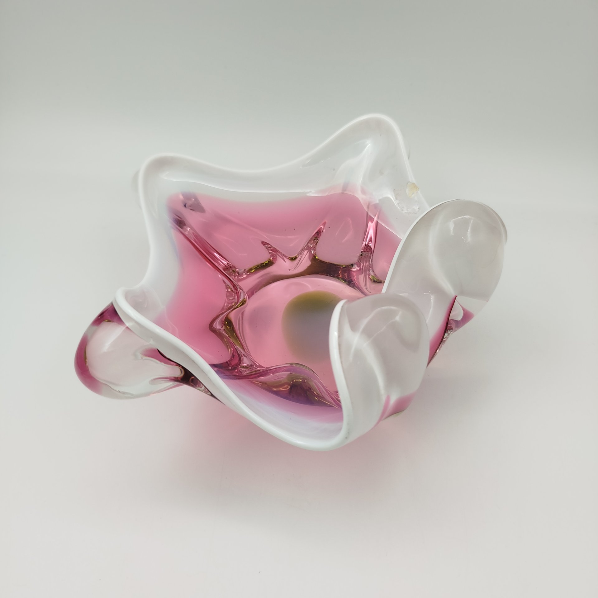 Конфетница оригинальной формы в розово-зелёной гамме, Хржибский стекольный завод (Chřibská), дизайнер Йозеф Господка (Josef Hospodka), стекло, гутная техника, Чехословакия, 1960-1980 гг.