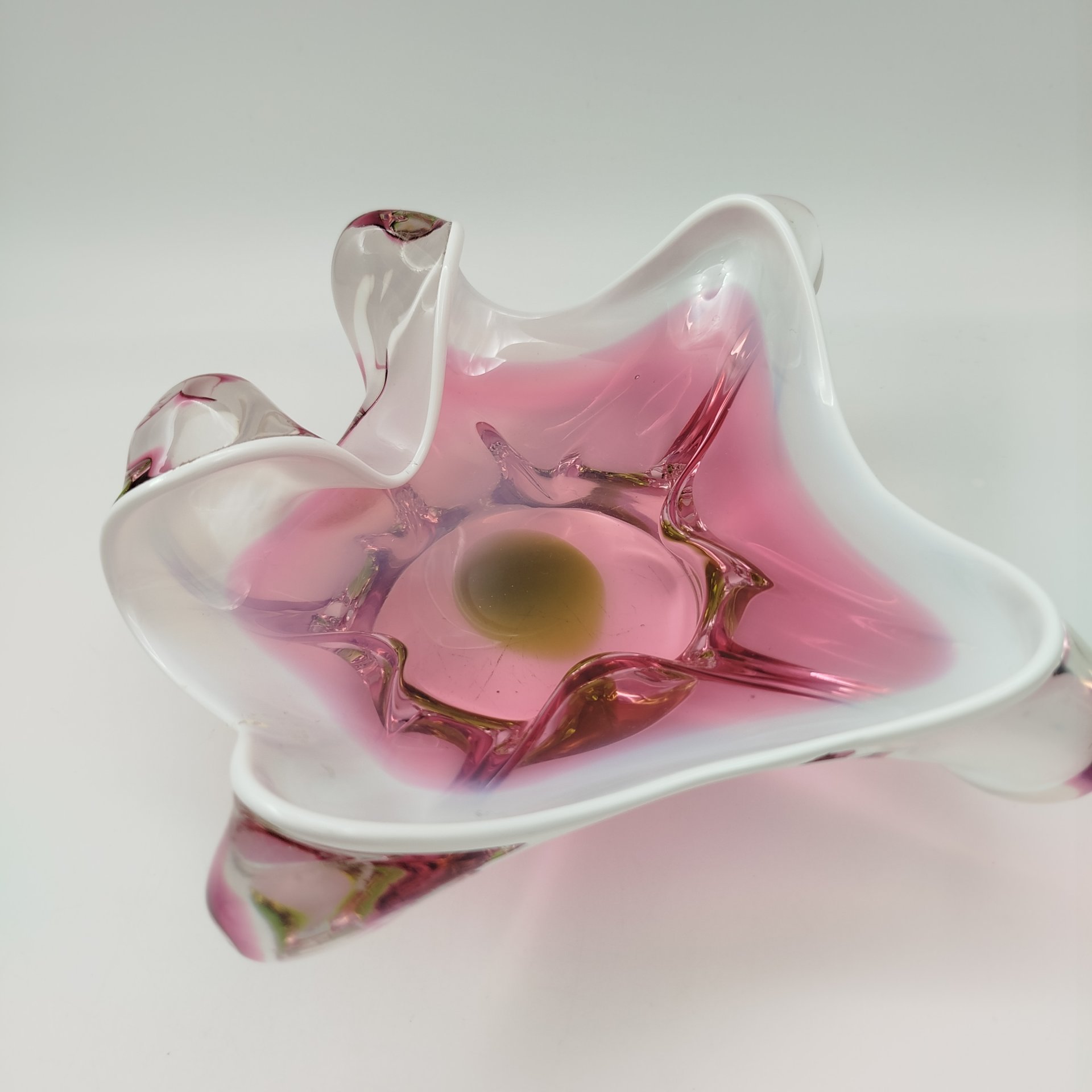 Конфетница оригинальной формы в розово-зелёной гамме, Хржибский стекольный завод (Chřibská), дизайнер Йозеф Господка (Josef Hospodka), стекло, гутная техника, Чехословакия, 1960-1980 гг.