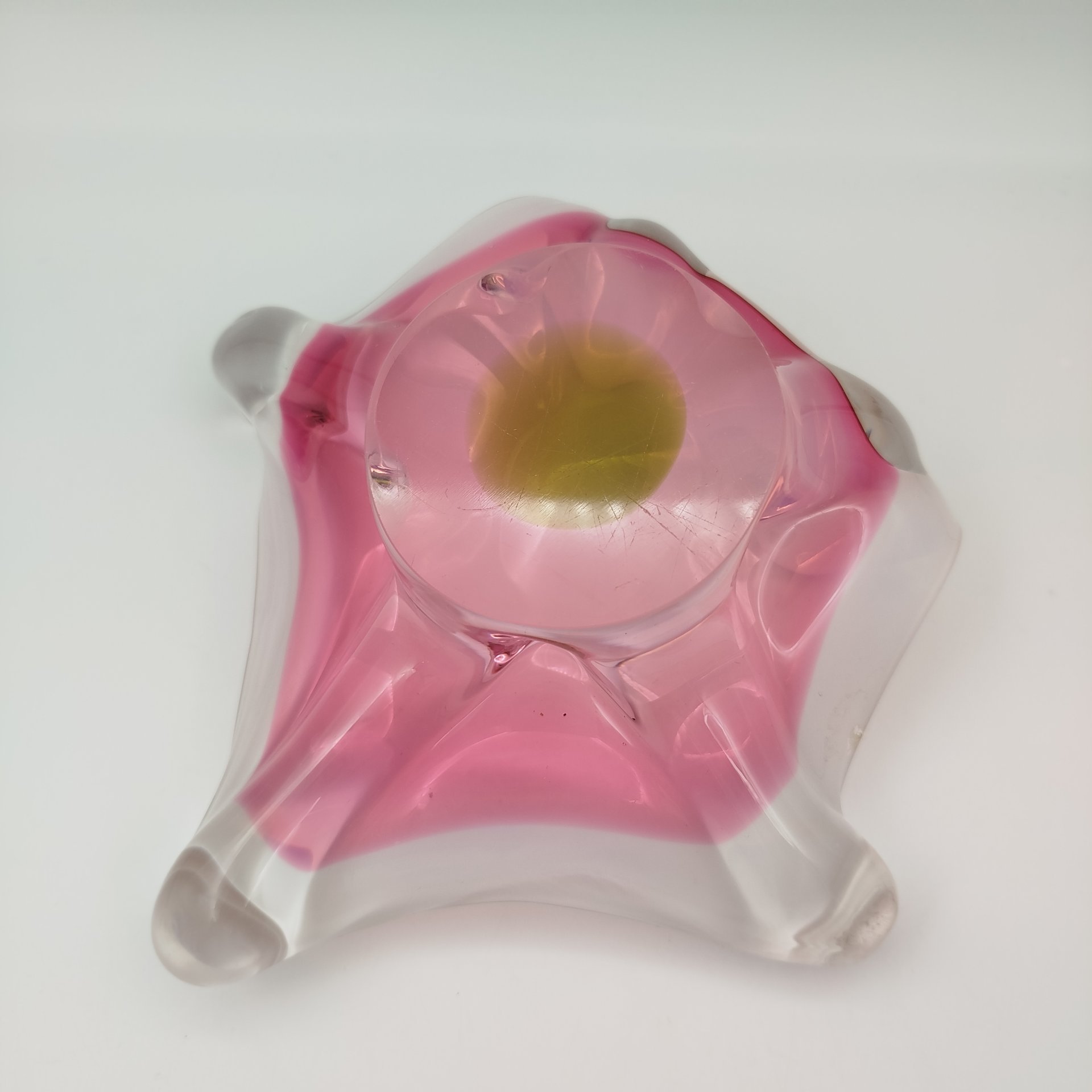 Конфетница оригинальной формы в розово-зелёной гамме, Хржибский стекольный завод (Chřibská), дизайнер Йозеф Господка (Josef Hospodka), стекло, гутная техника, Чехословакия, 1960-1980 гг.