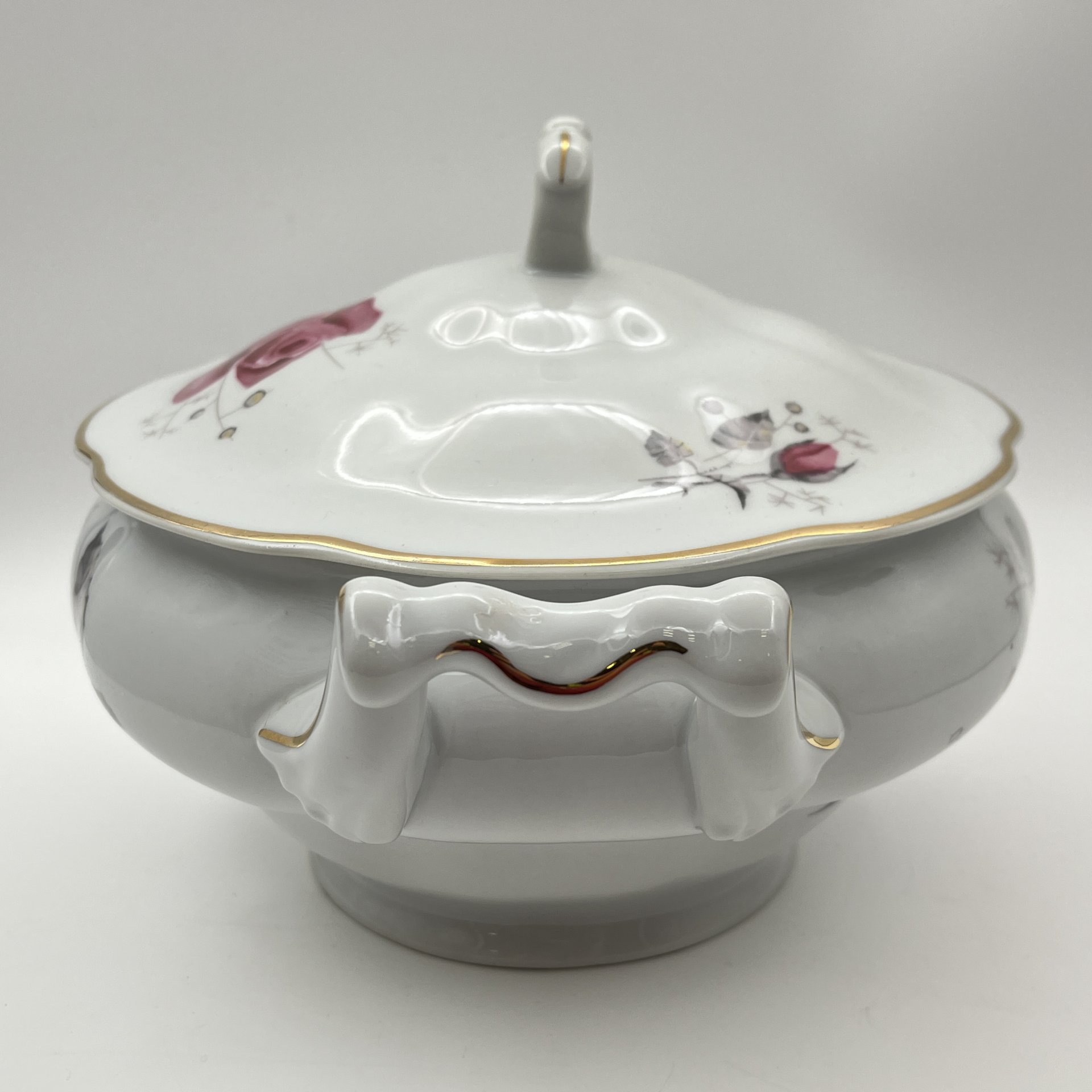 Супница, украшенная изображением розы, фарфор, деколь, золочение, Karolina (Фарфоровая мануфактура «Каролина», Польша), Польша, 1980-1990 гг.