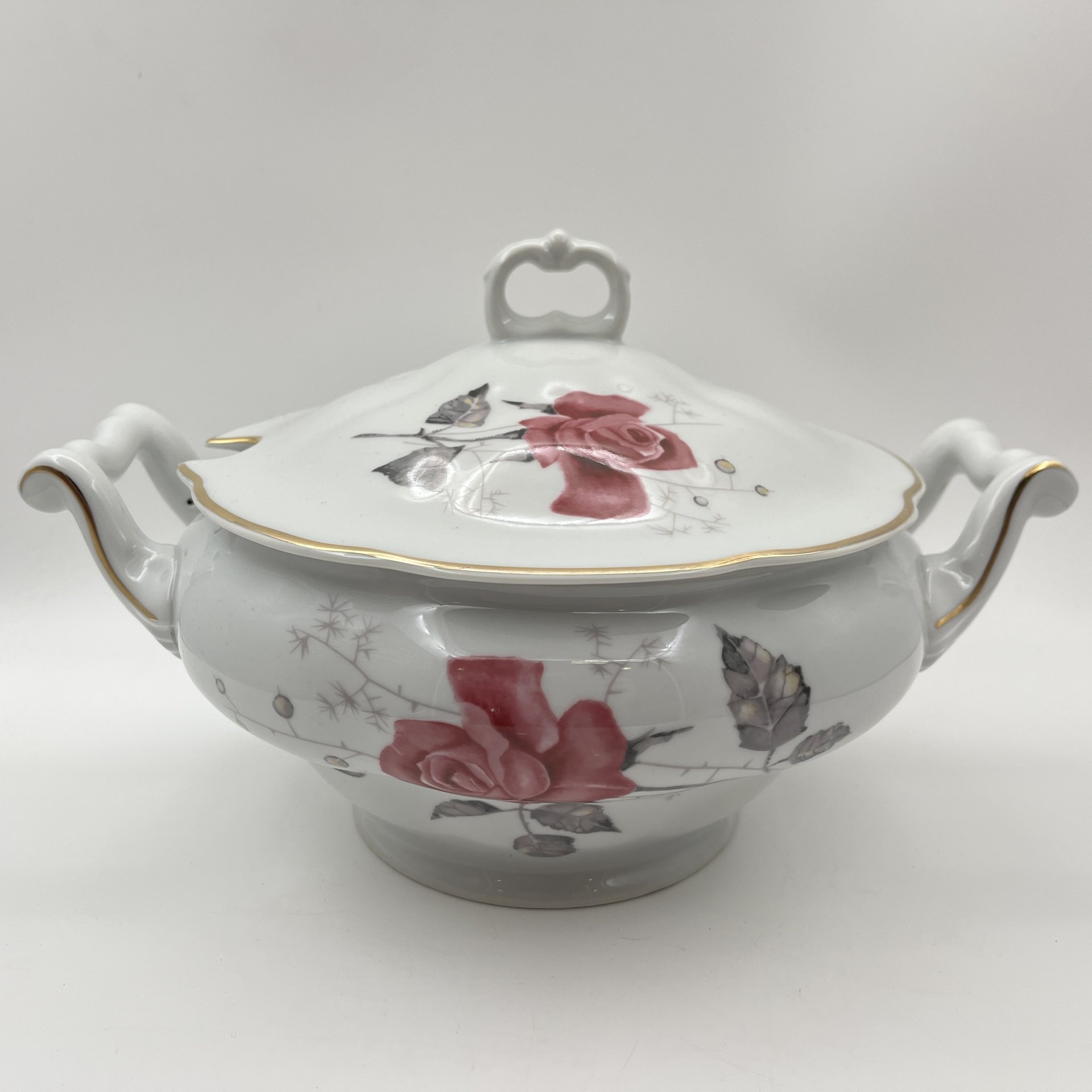 Супница, украшенная изображением розы, фарфор, деколь, золочение, Karolina (Фарфоровая мануфактура «Каролина», Польша), Польша, 1980-1990 гг.