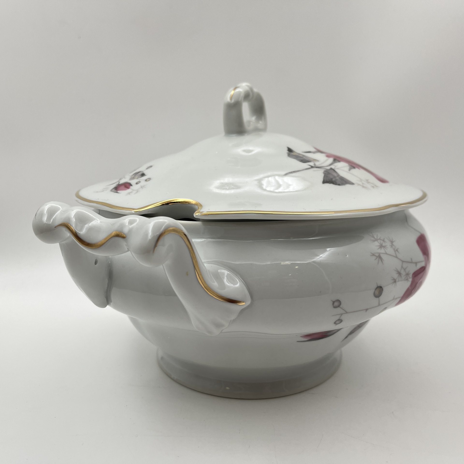 Супница, украшенная изображением розы, фарфор, деколь, золочение, Karolina (Фарфоровая мануфактура «Каролина», Польша), Польша, 1980-1990 гг.