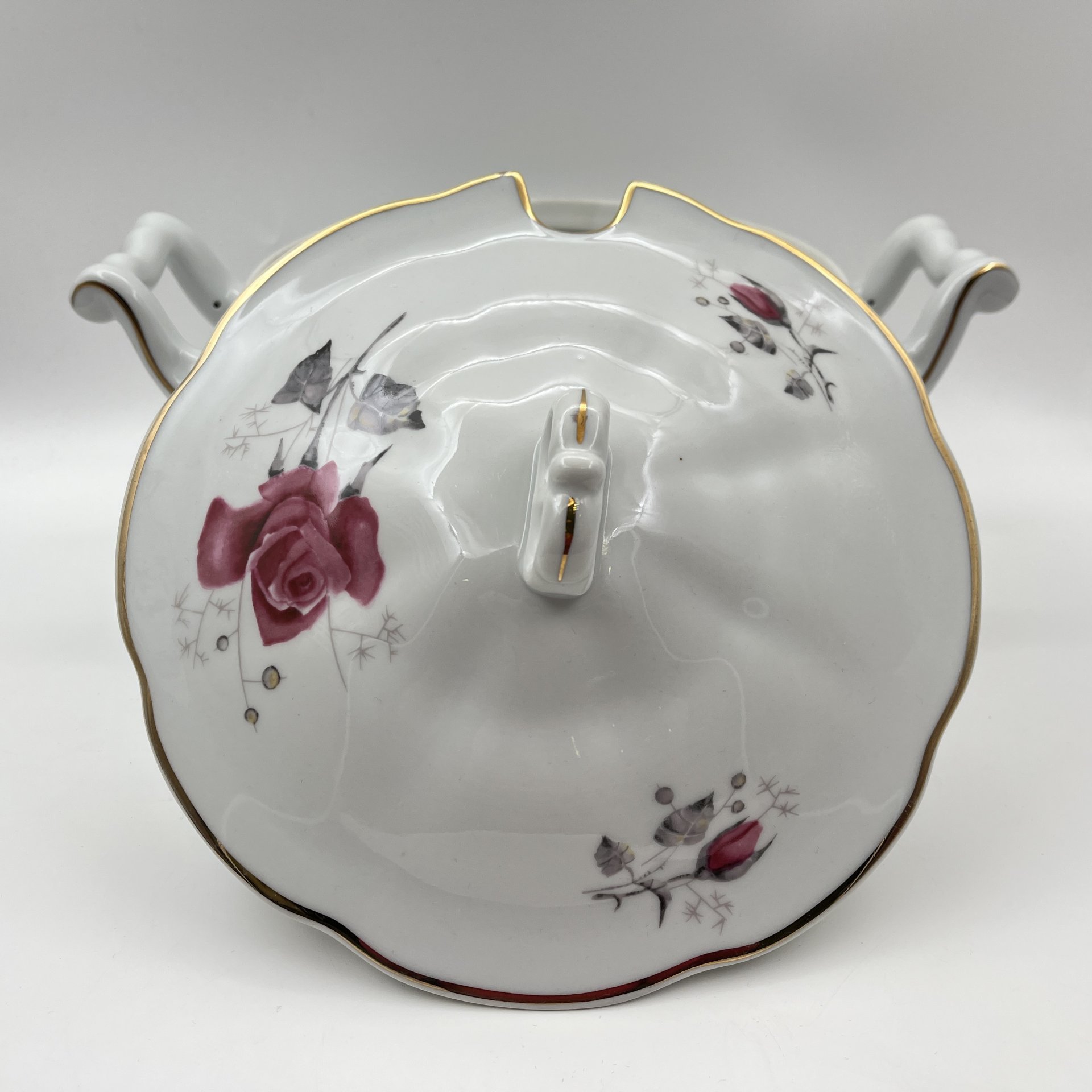 Супница, украшенная изображением розы, фарфор, деколь, золочение, Karolina (Фарфоровая мануфактура «Каролина», Польша), Польша, 1980-1990 гг.