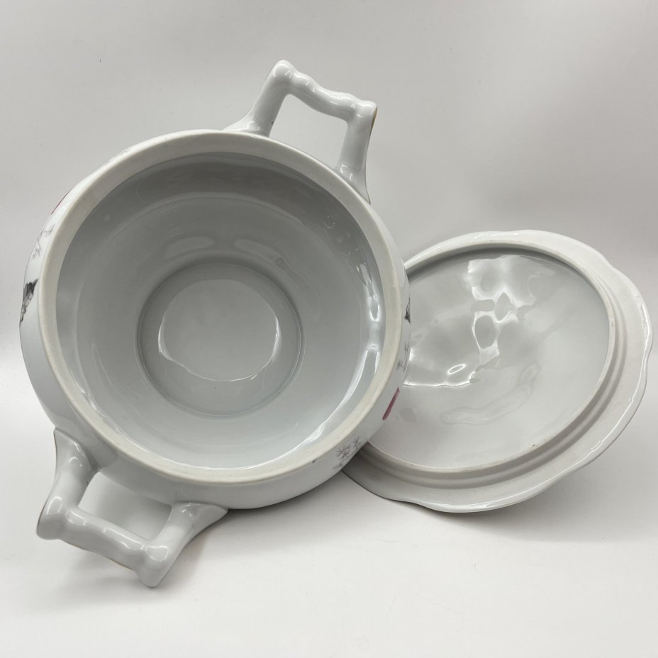 Супница, украшенная изображением розы, фарфор, деколь, золочение, Karolina (Фарфоровая мануфактура «Каролина», Польша), Польша, 1980-1990 гг.