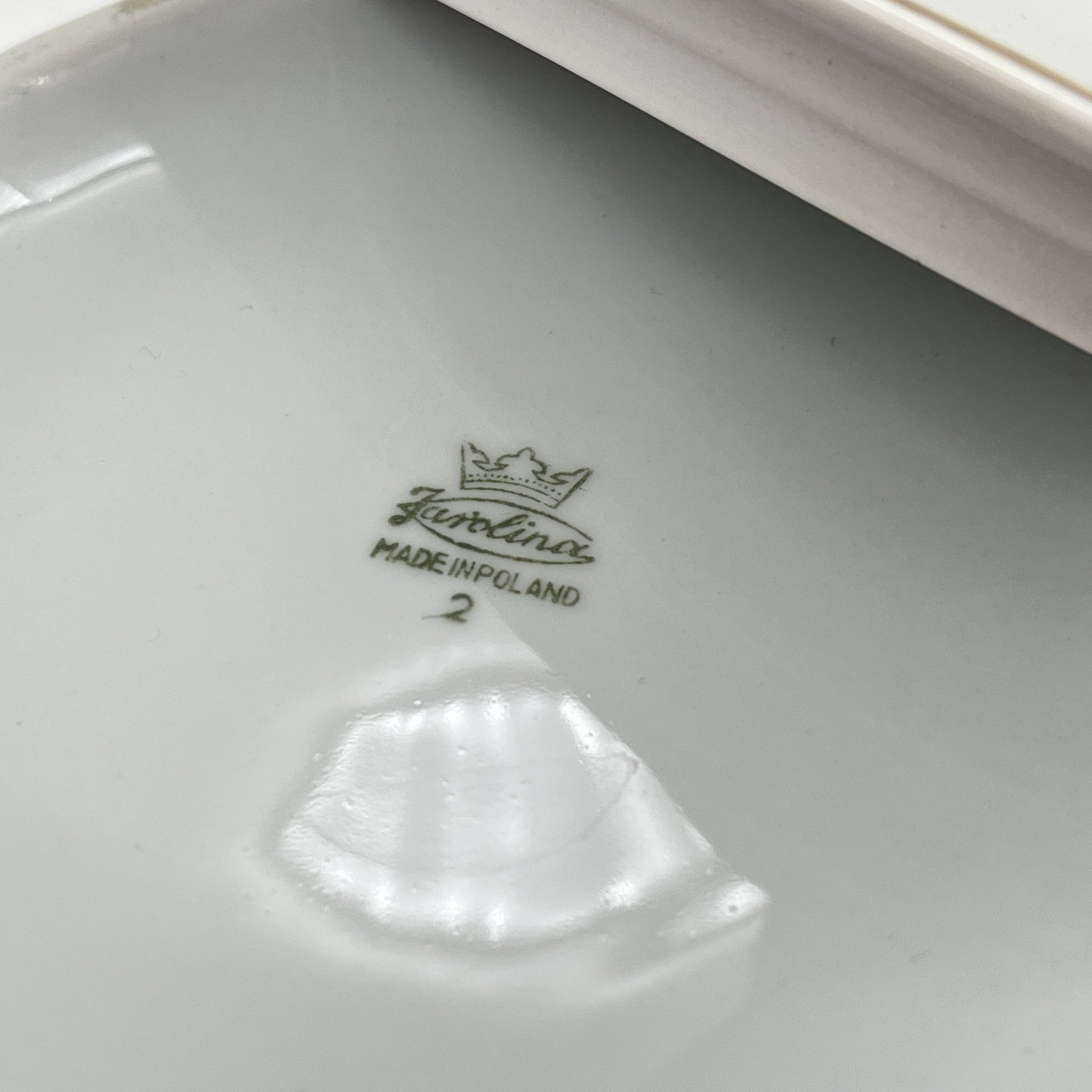 Супница, украшенная изображением розы, фарфор, деколь, золочение, Karolina (Фарфоровая мануфактура «Каролина», Польша), Польша, 1980-1990 гг.