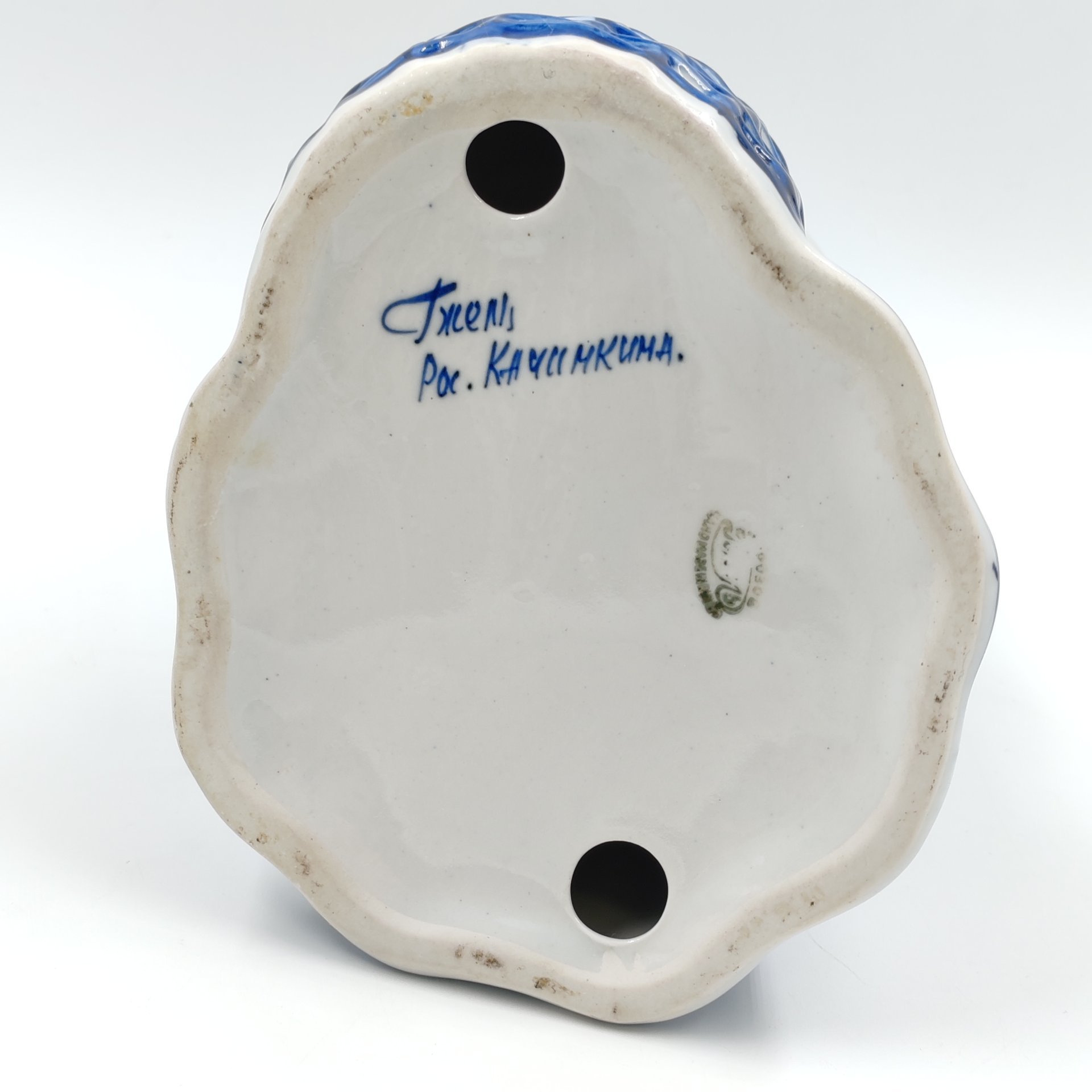 Статуэтка "Мышь с корзинкой", украшенная цветочным орнаментом, рос. Качинкина, Гжель