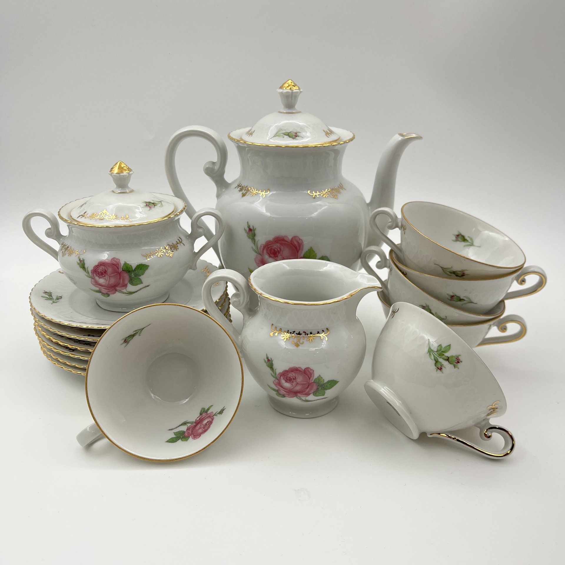 Сервиз кофейный на 6 персон (15 предметов), украшенный изображением розы (серия "Elizabeth"), фарфор, деколь, золочение, Seltmann Weiden, Германия, 1950-1970 гг.