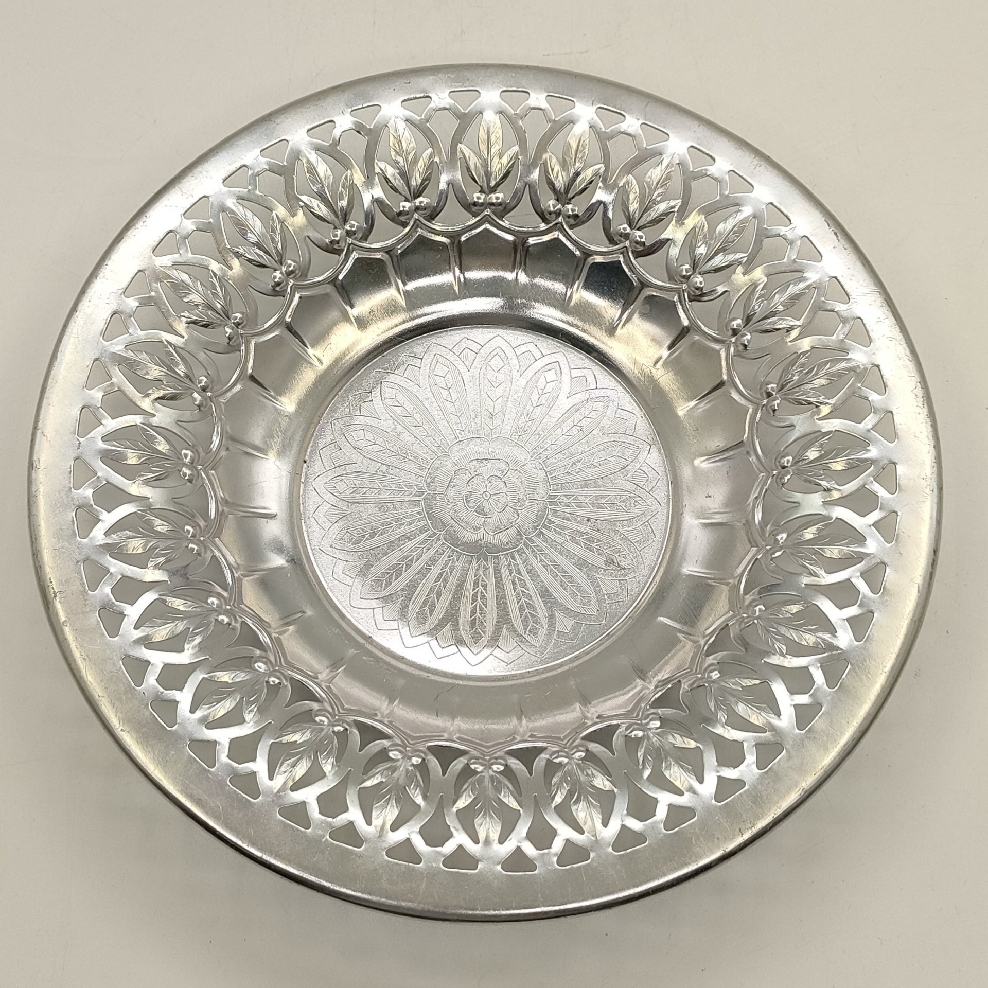 Сухарница (конфетница) с ажурным бортом, Нововятский механический завод