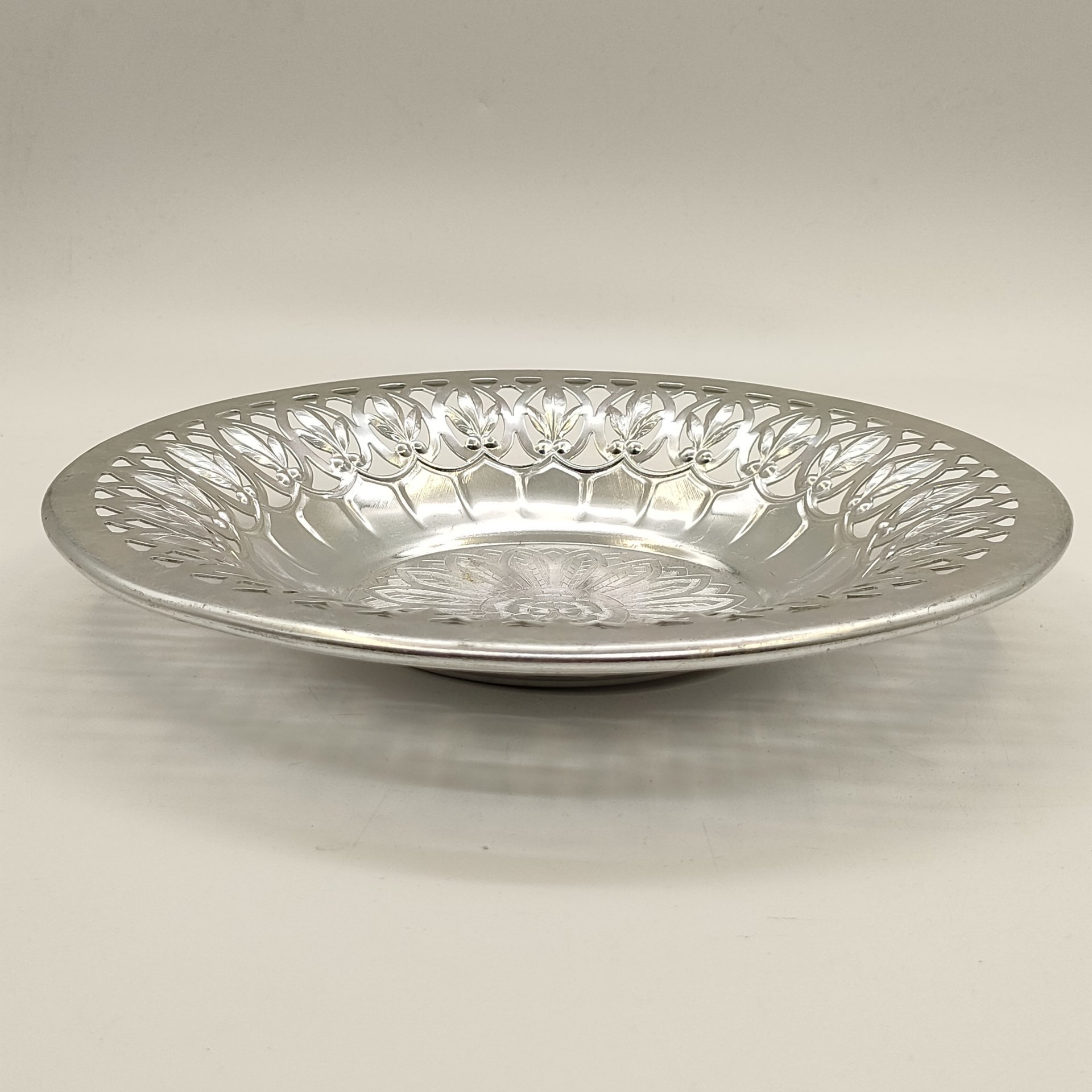 Сухарница (конфетница) с ажурным бортом, Нововятский механический завод