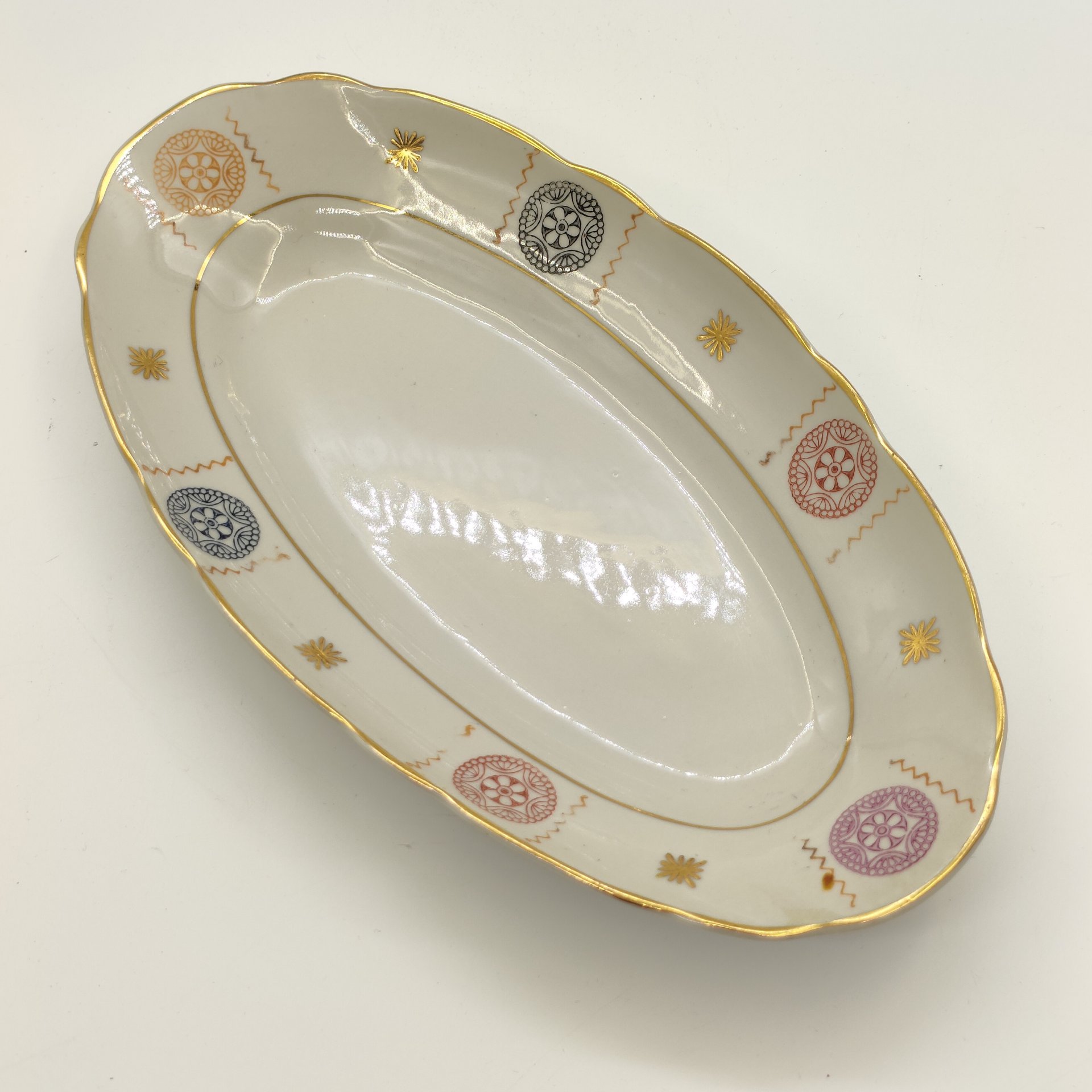 Блюдо овальное с орнаментальным декором, фарфор, золочение, Коростенский фарфоровый завод (КФЗ), СССР, 1962-1991 гг.