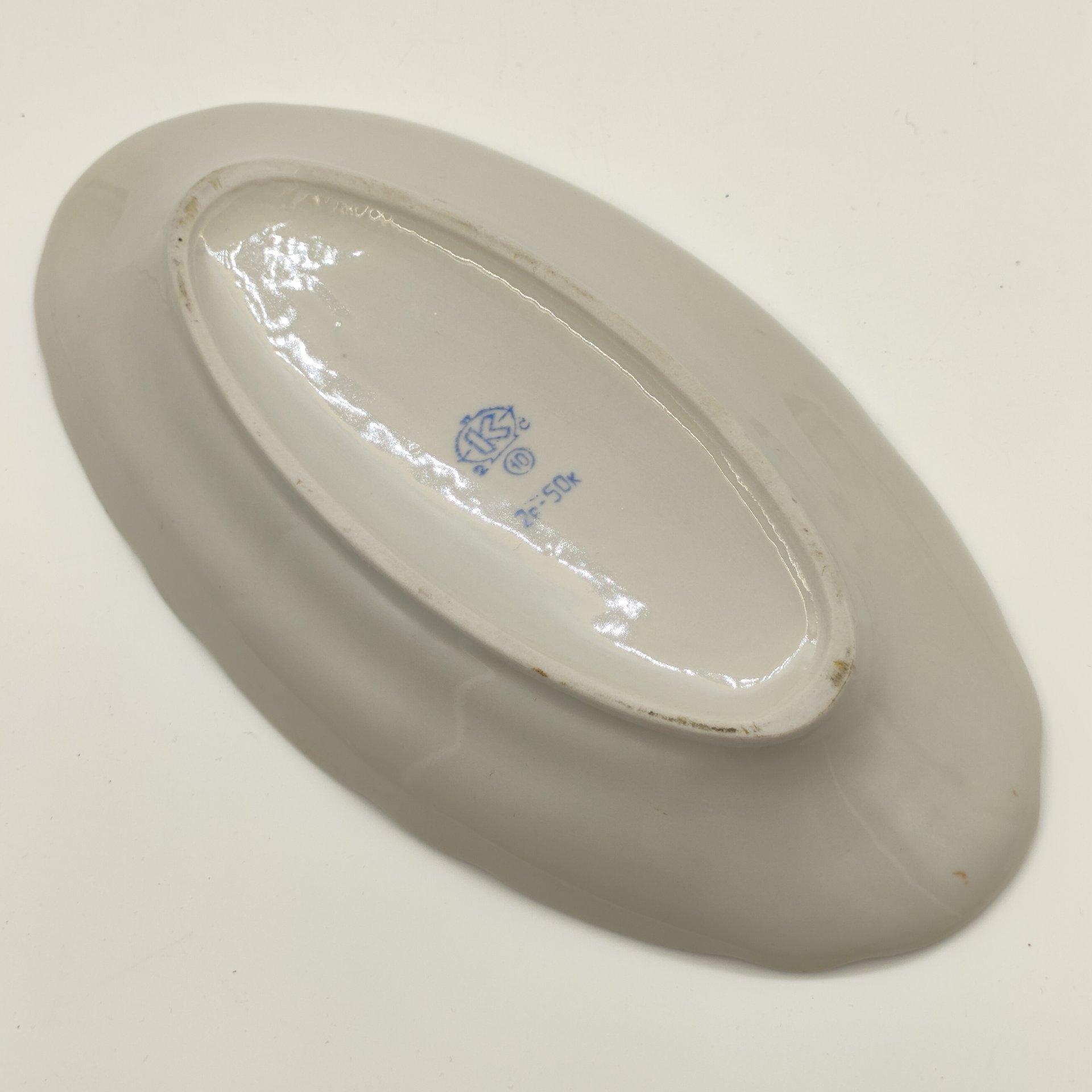 Блюдо овальное с орнаментальным декором, фарфор, золочение, Коростенский фарфоровый завод (КФЗ), СССР, 1962-1991 гг.