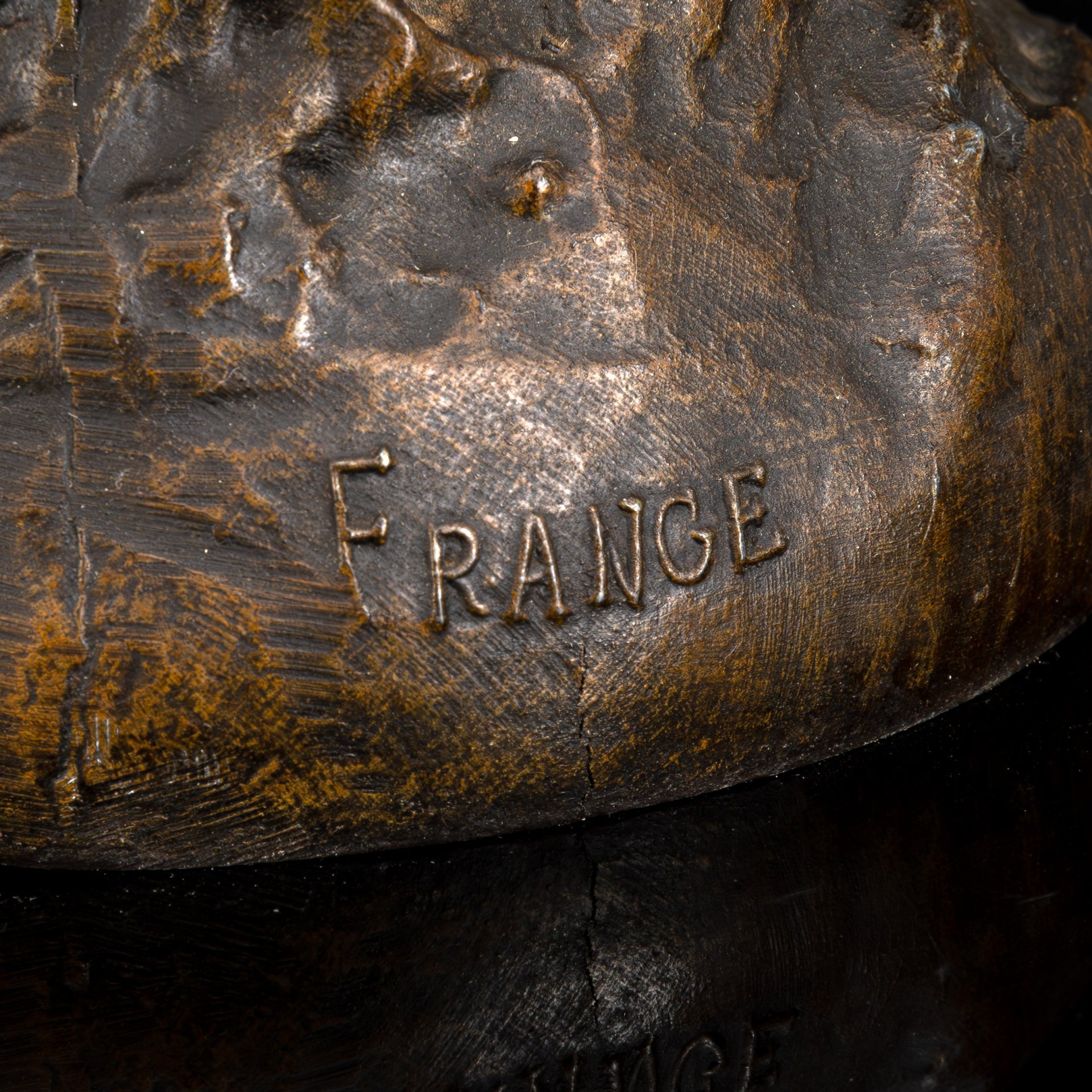 Скульптура "Regard au large" ("Взгляд в даль"), подпись France Mestais