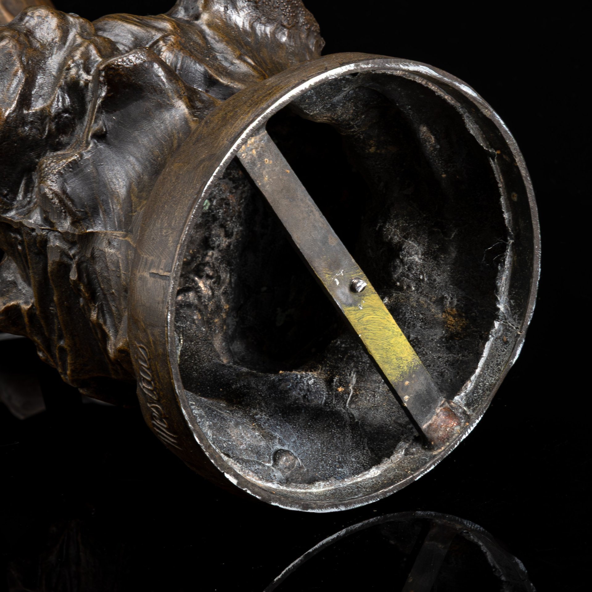 Скульптура "Regard au large" ("Взгляд в даль"), подпись France Mestais