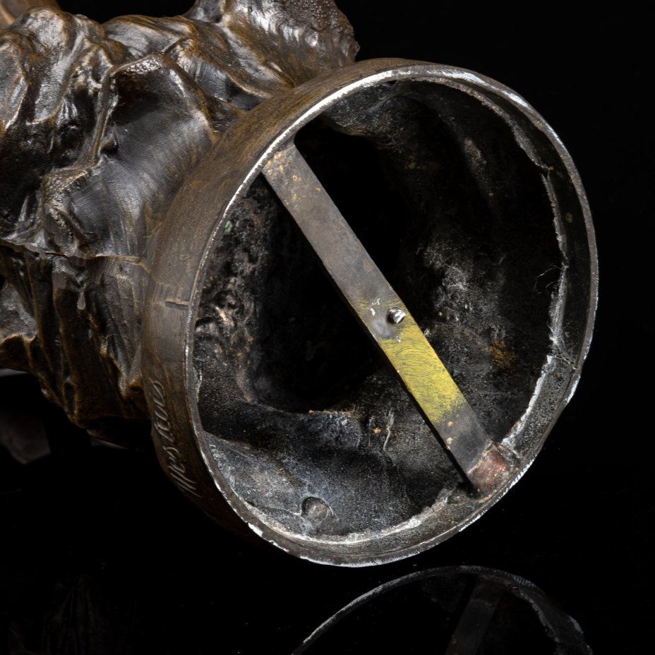 Скульптура "Regard au large" ("Взгляд в даль"), подпись France Mestais