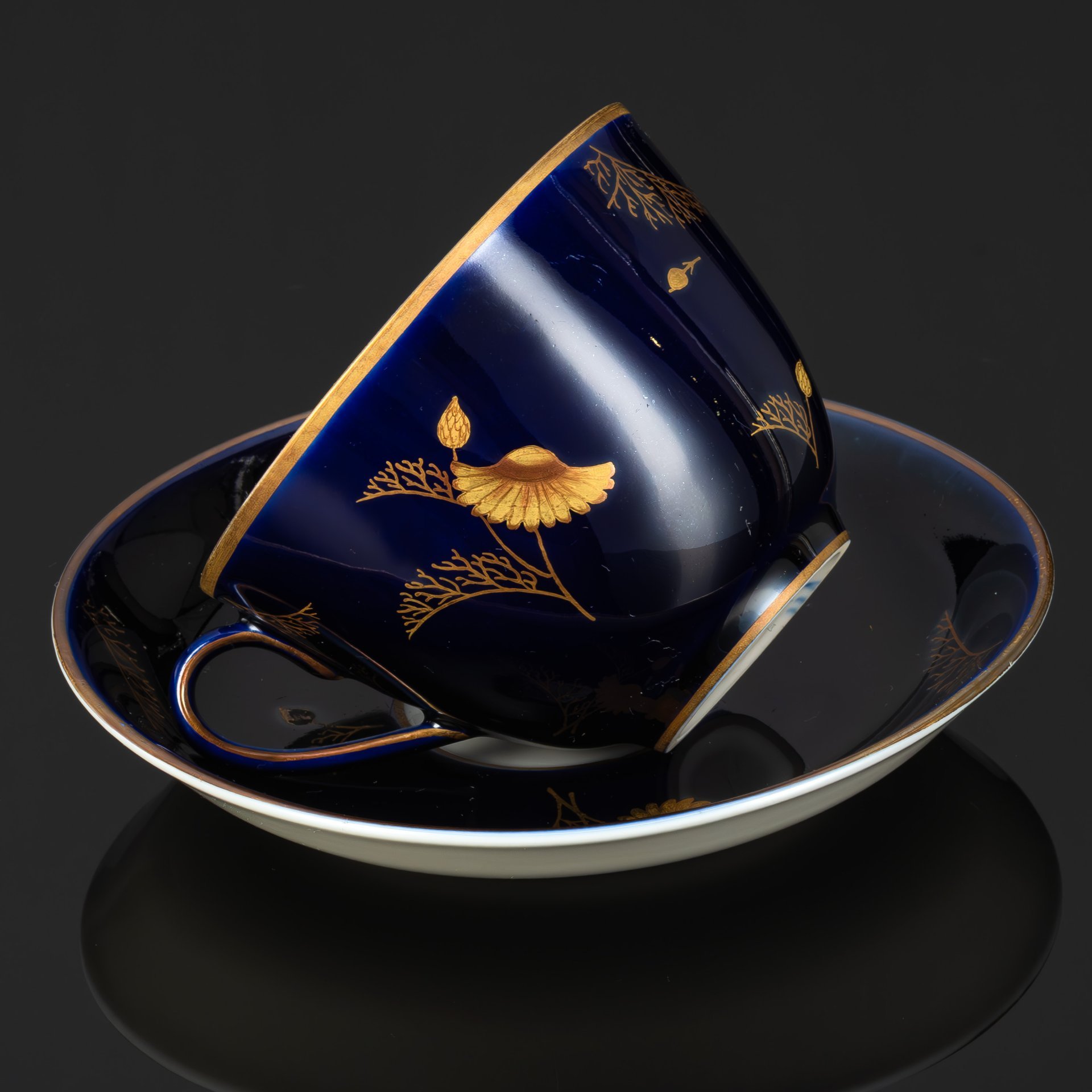 Пара чайная с декором в виде золотых ромашек, автор формы Яковлева С.Е., автор рисунка Лебединская Л.И. (предположительно), фарфор, крытье кобальтом, золочение, Ленинградский фарфоровый завод (ЛФЗ), СССР, 1950-1970 гг.